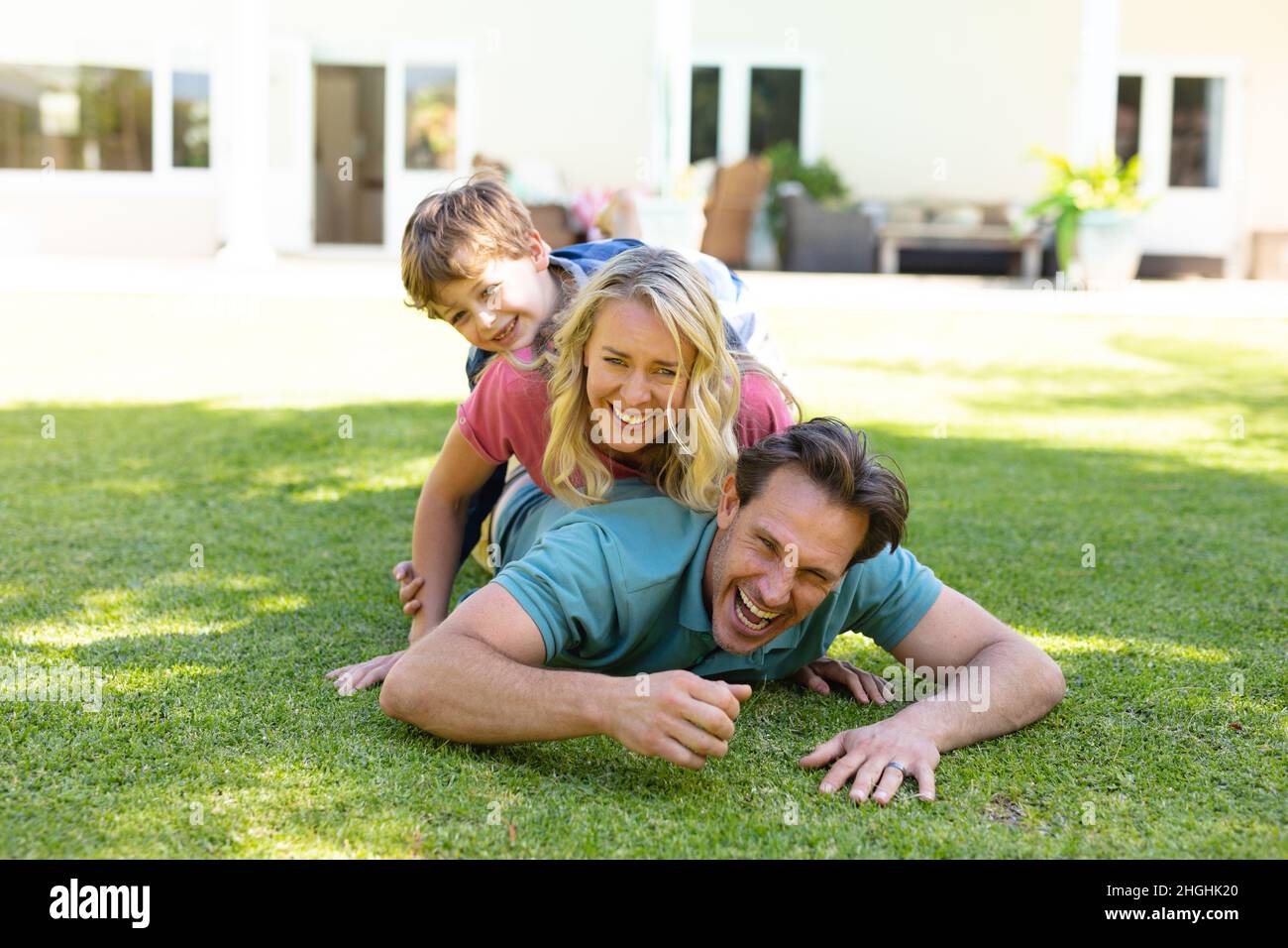 Ritratto di famiglia caucasica sorridente mentre si trova insieme nel giardino Foto Stock