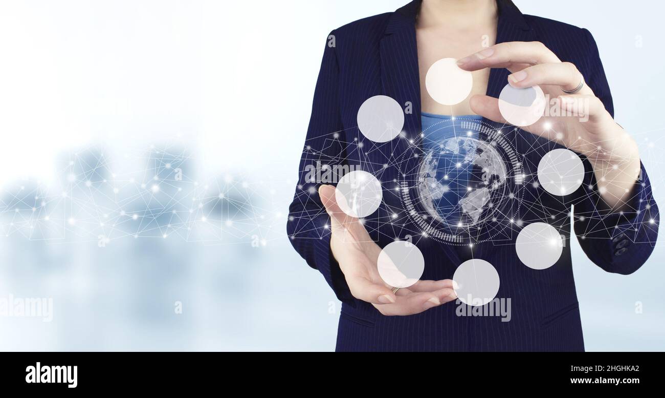 Concetto di social media. Rete di comunicazione. Due mani che tengono il pianeta olografico virtuale, mondo, icona di diagramma circolare con sfondo sfocato chiaro. Foto Stock