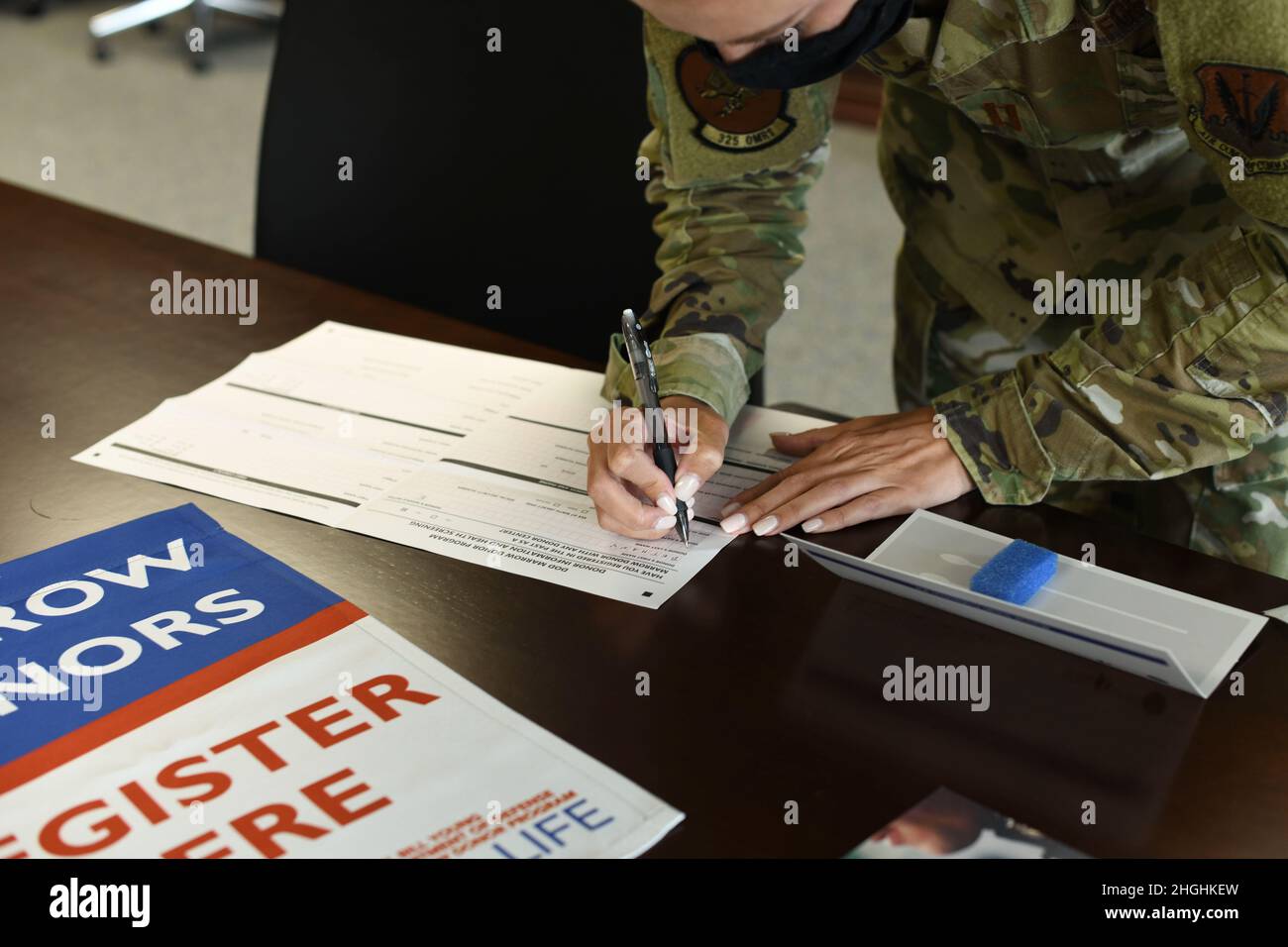 Bethany Young, 325th Medical Group psicologo clinico, compila un modulo di registrazione dei donatori presso la base dell'aeronautica militare Tyndall, Florida, 5 agosto 2021. Il C.W. Bill Young Department of Defense Marrow Donor Program registra i partecipanti sani di 18-60 anni ogni anno per contribuire a salvare vite in tutto il paese. Foto Stock
