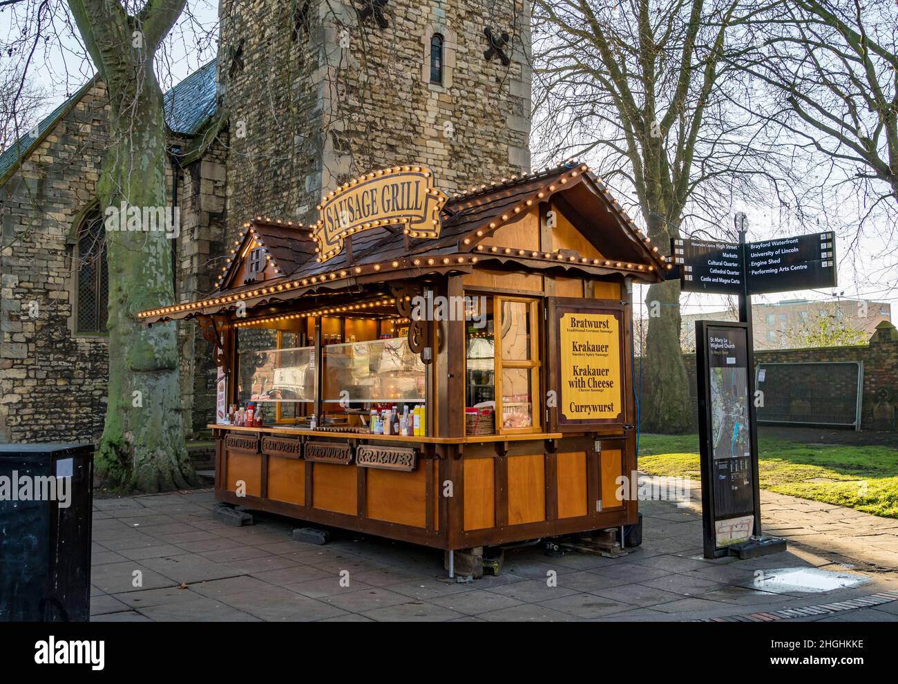 Cabina Sausage Grill presso St Mary le Wigford Church Lincoln City 2022 Foto Stock