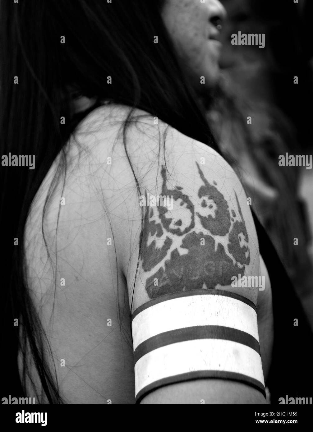 I membri di un gruppo di danza degli Indiani d'America di Ohkay Owingeh pueblo si esibiscono in una celebrazione della Giornata dei popoli indigeni a Santa Fe, New Mexico. Foto Stock