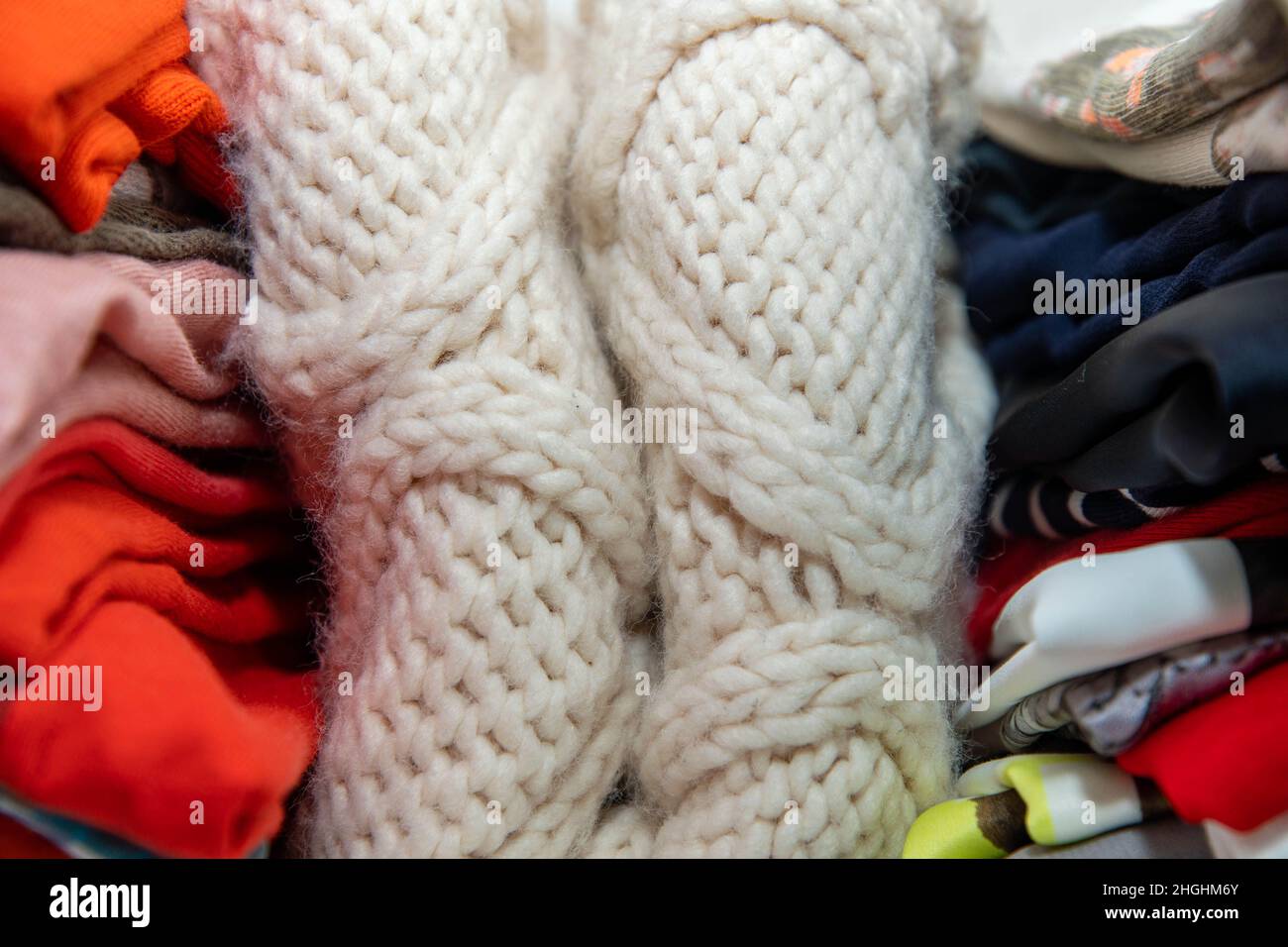 Abiti in maglia beige nel guardaroba Foto Stock