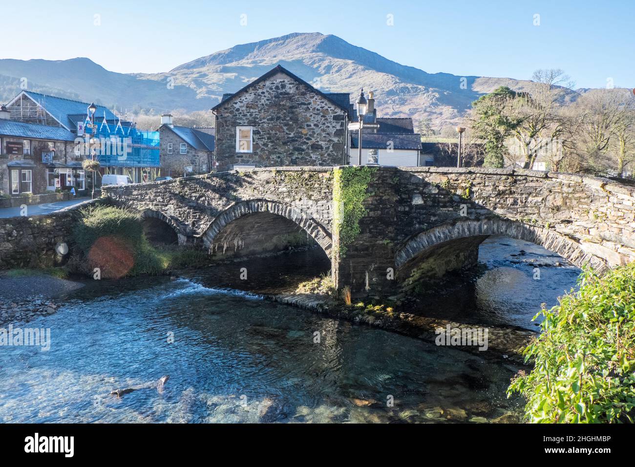 Case,di,proprietà,edifici,in,Beddgelert,an,attraente,villaggio,nella,Snowdonia, area, di, Gwynedd, Galles. La popolazione della comunità presa al censimento del 2011 era di 455 abitanti. Beddgelert si trova 13 miglia a nord di Porthmadog in una valle isolata alla confluenza di due fiumi, l'Afon Glaslyn e l'Afon Colwyn. Sopra l'incrocio dei fiumi, nel centro del villaggio, si trova il vecchio ponte in pietra a due archi.Rural, campagna, scenico, scenario, in,on,at,Snowdonia,Snowdonia National Park,Mid,North,West,Kingdom,North Wales,Wales,Welsh,GB,Great Britain,British,UK,United Foto Stock