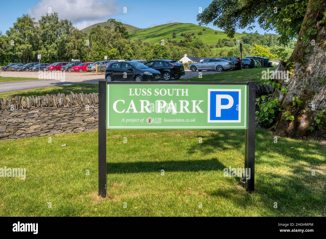 Un cartello per il Luss Car Park nelle Highlands della Scozia. Foto Stock