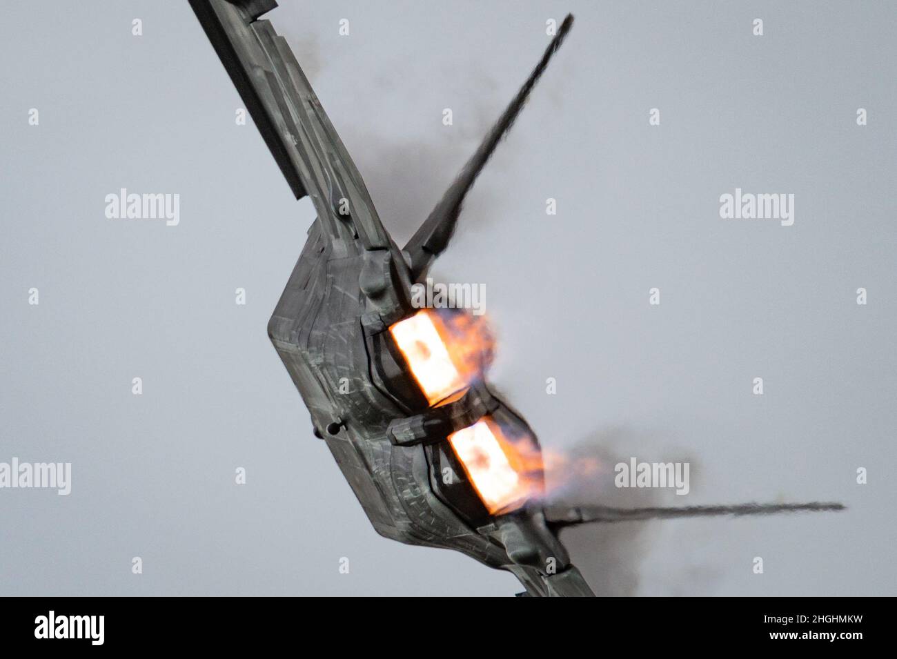 Josh Gunderson, comandante del team dimostrativo F-22, svolge un'azione tattica durante l'Abbotsford Airshow, 5 agosto 2021, presso l'aeroporto internazionale di Abbotsford, Abbotsford, British Columbia, Canada. Il team vola in airshow in tutto il mondo, eseguendo manovre che dimostrano le capacità degli aerei da caccia di quinta generazione. Foto Stock