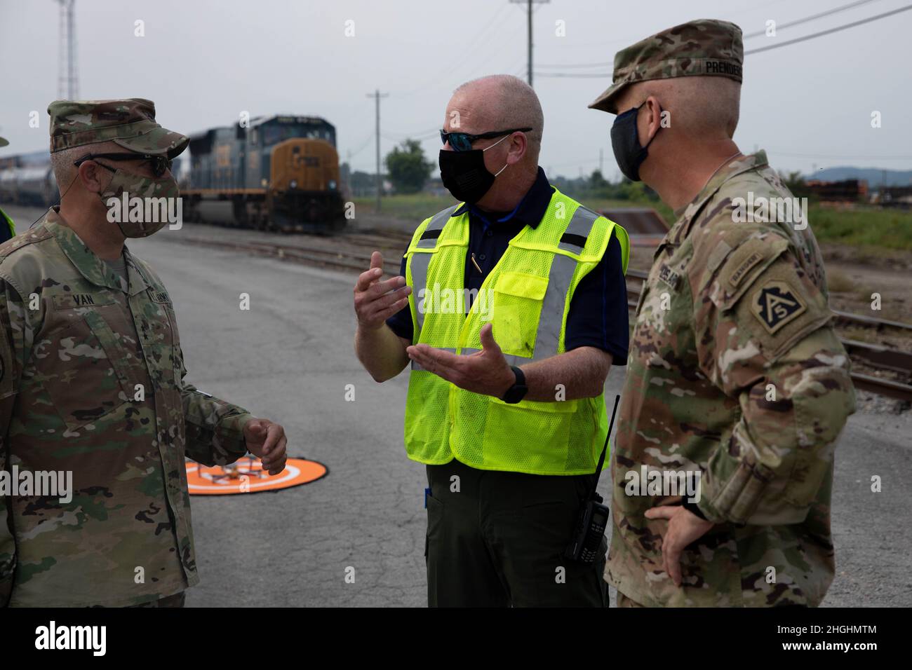 200806-N-OE749-0052 NASHVILLE, Tennessee (5 agosto 2021) Mike Austin, direttore dei materiali pericolosi per il trasporto CSX, parla con il supporto civile della Joint Task Force, comandante il generale GEN. Jeff Van e Briga. Gen. William Prendergast, comandante della Task Force 51, durante una giornata dedicata ai visitatori come parte dell'esercizio Vibrant Response 21.2. L'esercizio consente a JTF-CS di rafforzare capacità uniche, inclusa la capacità di implementazione con breve preavviso in ambienti austeri, che non sono facilmente disponibili in altre agenzie federali o nel settore privato, consentendo loro di posizionare le t Foto Stock