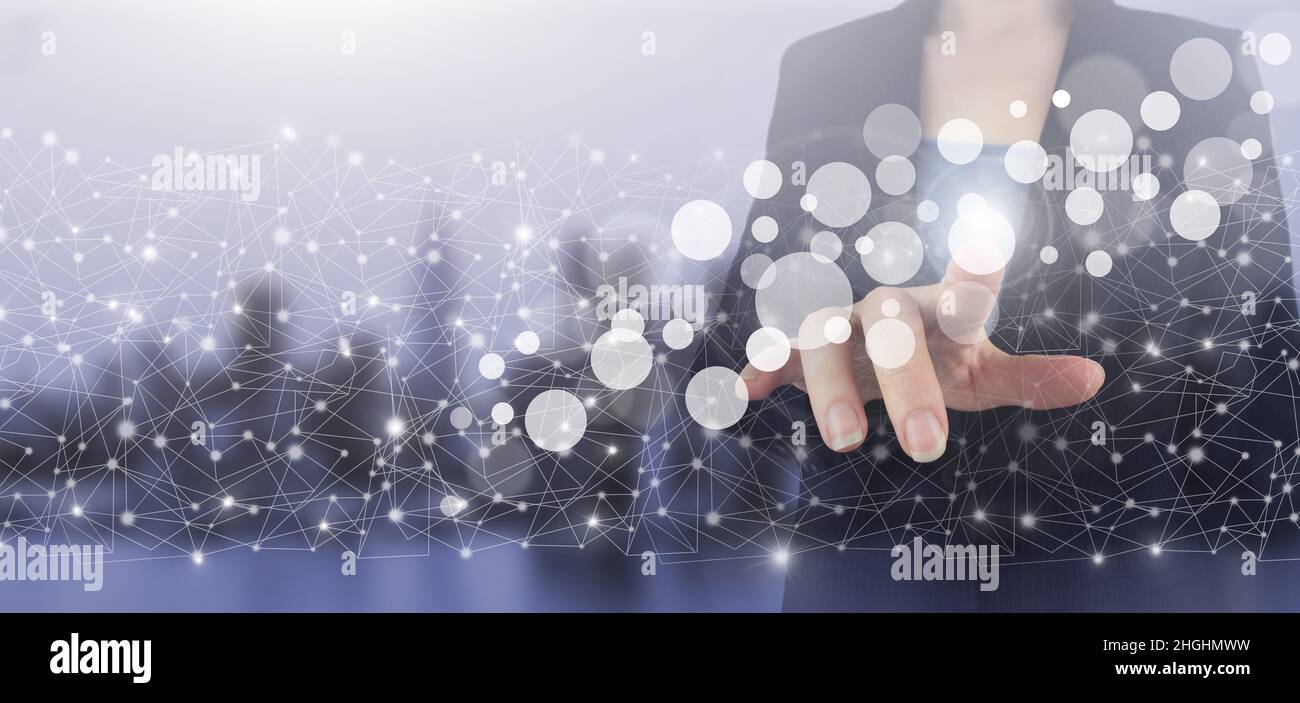 Innovazione, tecnologia di concetto dei big data. Mano touch mockup schermo digitale ologramma cerchi segno sulla città luce sfondo sfocato. Innovativo e glob Foto Stock