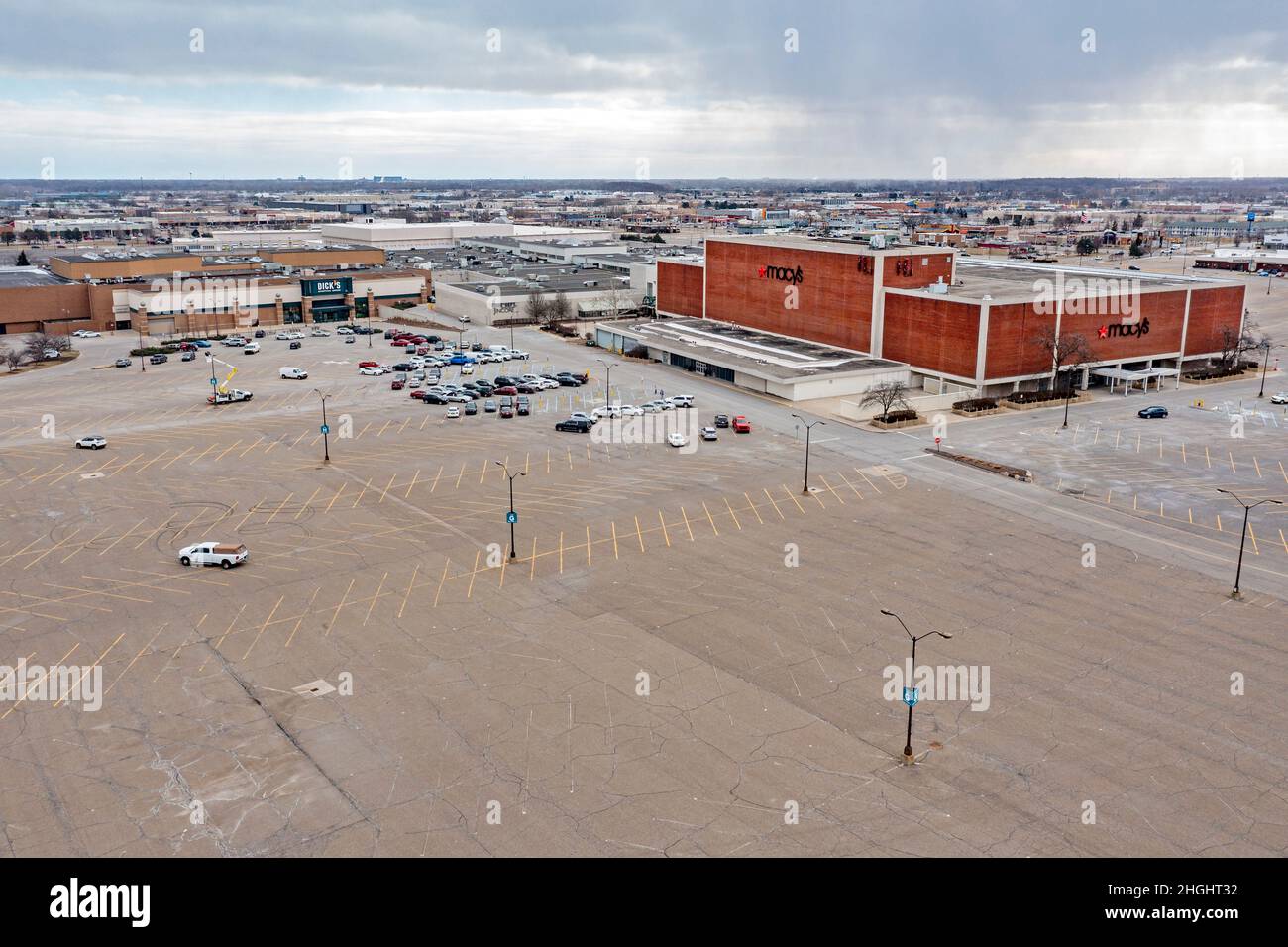 Troy, Michigan - Un parcheggio molto vuoto all'Oakland Mall, un centro commerciale regionale nella periferia di Detroit, durante la pandemia del 19. Foto Stock