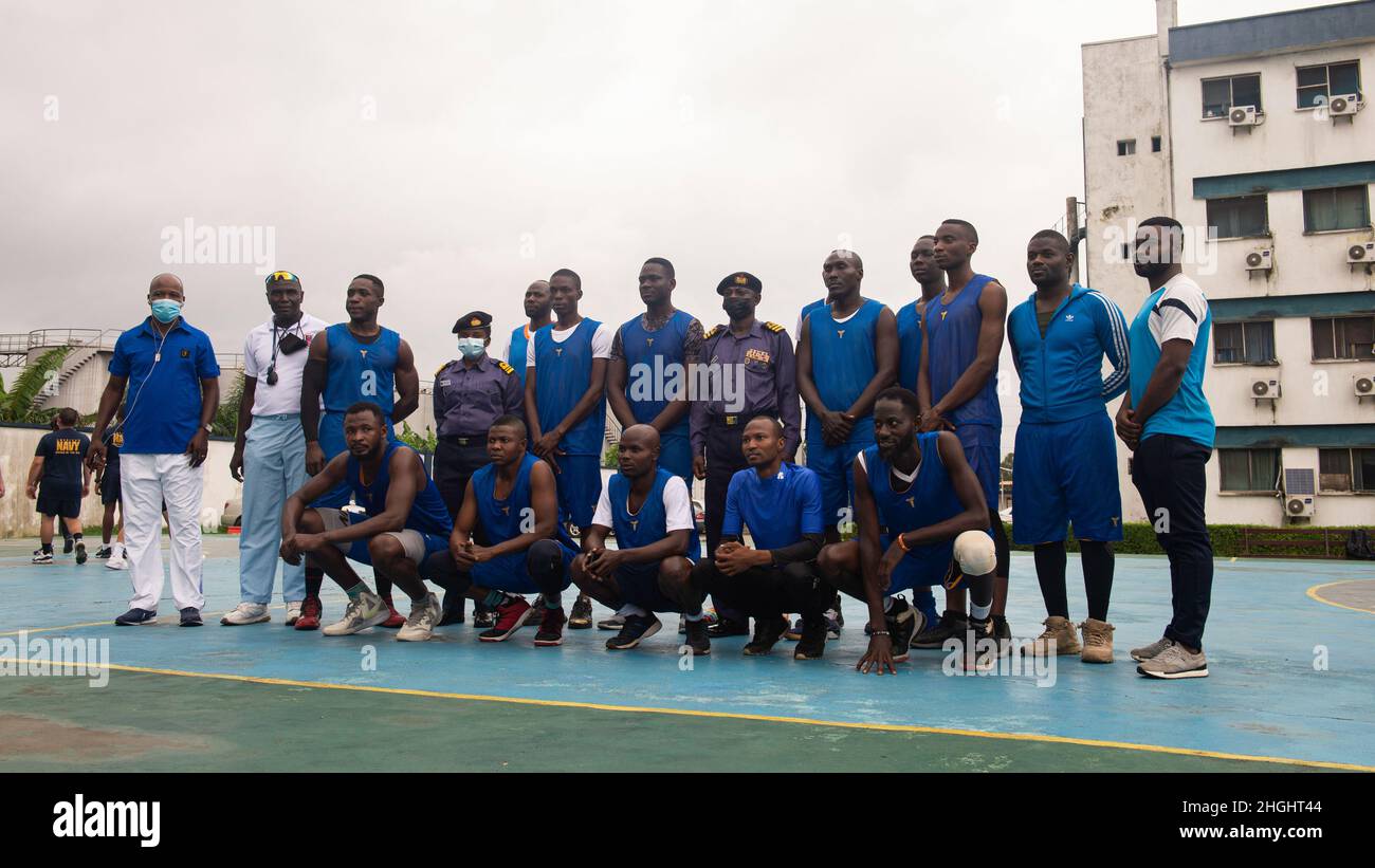 210808-N-LK667-0462 LAGOS, Nigeria (agosto 8, 2021) i marinai assegnati alla base militare Expeditionary Sea base USS Hershel 'Woody' Williams (ESB 4) giocano a basket con i membri della Marina nigeriana, 8 agosto 2021. Hershel 'Woody' Williams è in fase di dispiegamento programmato nell'area della Sixth Fleet degli Stati Uniti di operazioni a sostegno degli interessi e della sicurezza nazionali degli Stati Uniti in Europa e Africa. Foto Stock