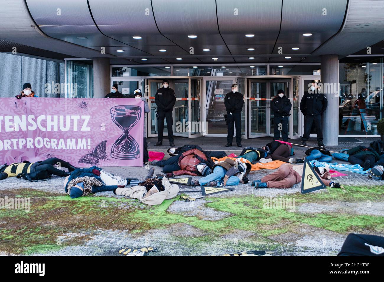 Berlino, Germania. 21st Jan 2022. Nelle ore mattutine circa 50 attivisti della RIBELLIONE DI ESTINZIONE (XR) hanno protestato di fronte alla sede della Bayer AG a Berlino. Hanno anche bloccato la strada di fronte per un breve periodo di tempo. Nei discorsi hanno condannato il coinvolgimento di Bayer nella produzione di erbicidi, pesticidi e fungicidi, che portano all'estinzione di molte specie e stanno danneggiando gli ecosistemi nelle zone in cui vengono utilizzati. Vendono prodotti vietati nell'UE in altre parti del mondo. (Credit Image: © Ralph Pache/PRESSCOV via ZUMA Press Wire) Foto Stock