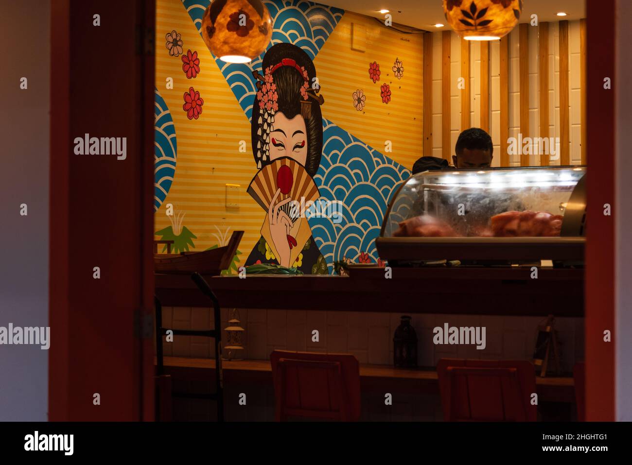 Interno del ristorante di sushi giapponese con murale giapponese colorato parete raffigurante una donna giapponese Geisha a Beco das Garrafas, Prado, Bahia, Brasile. Foto Stock
