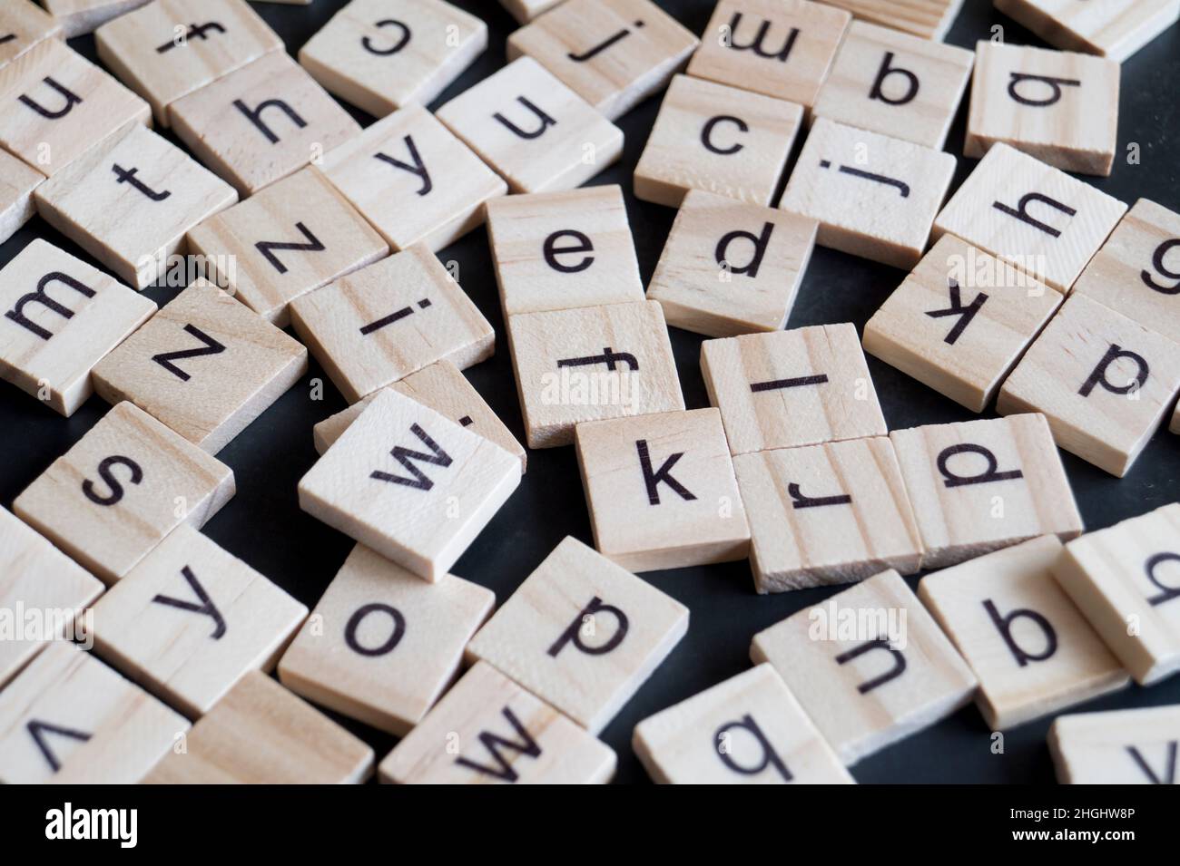 Alfabeto lettere su legno pezzi di Scrabble, close up Foto Stock