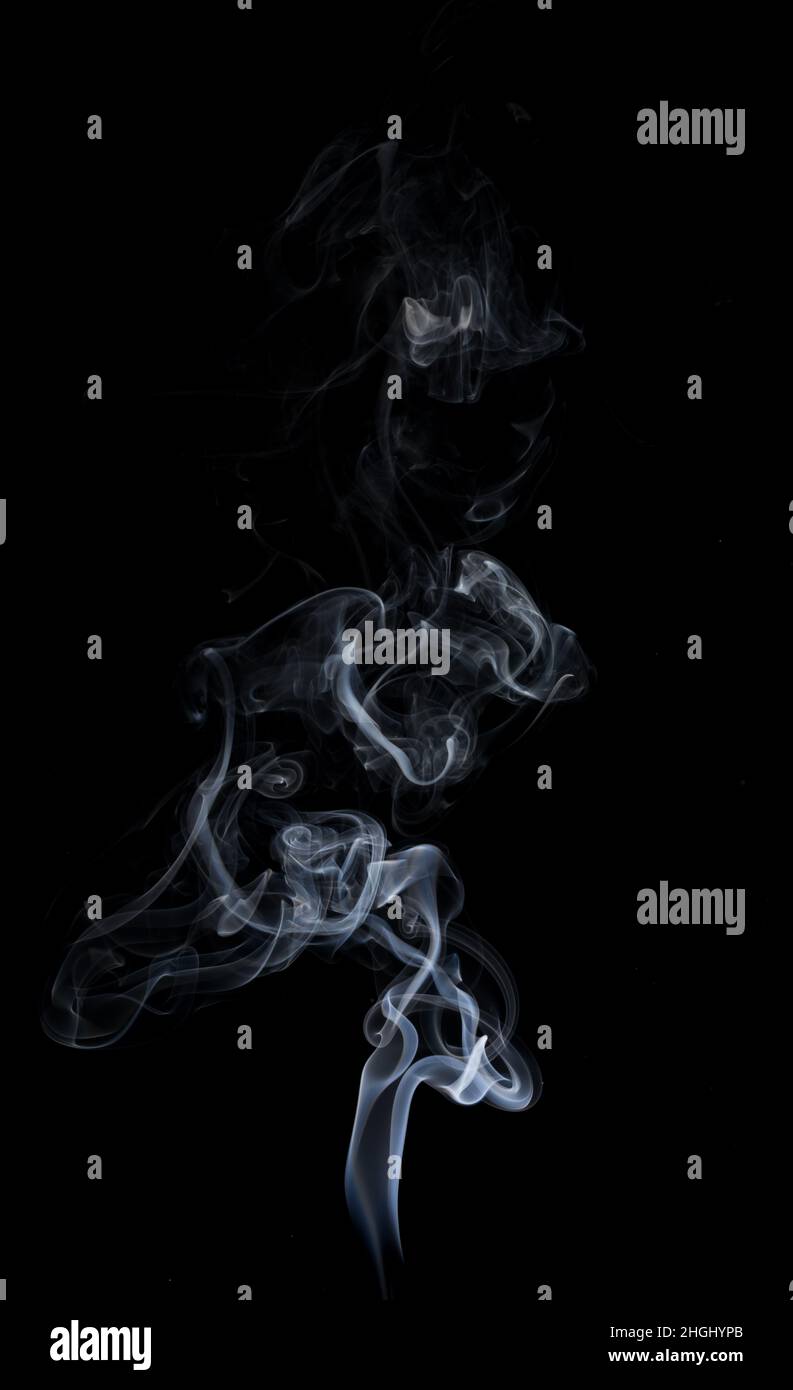 Effetto fumo bianco naturale a vapore su sfondo nero solido con effetto vortice astratto delle onde di movimento. Foto Stock