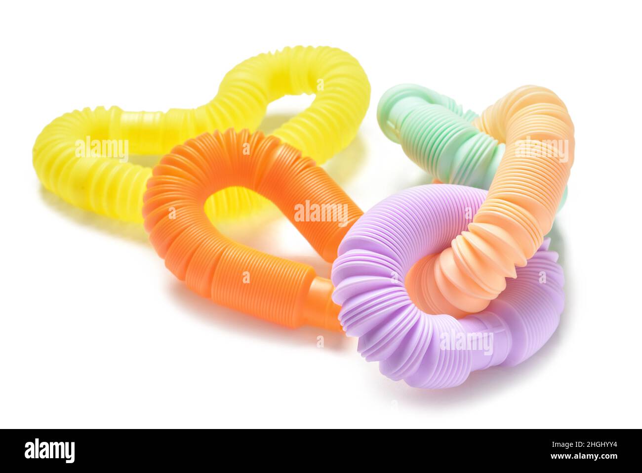 Diversi tubi Pop colorati su sfondo bianco Foto Stock