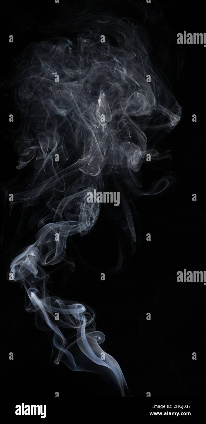 Astratto fumo bianco forma su nero. Isolato. Foto Stock