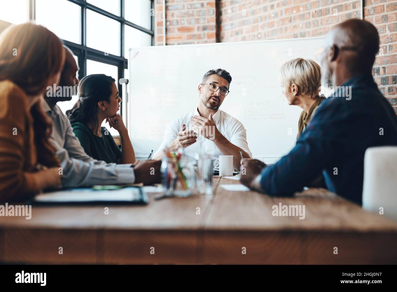 Le nostre riunioni sono sempre produttive. Shot di un uomo d'affari che conduce una riunione nella sala riunioni. Foto Stock