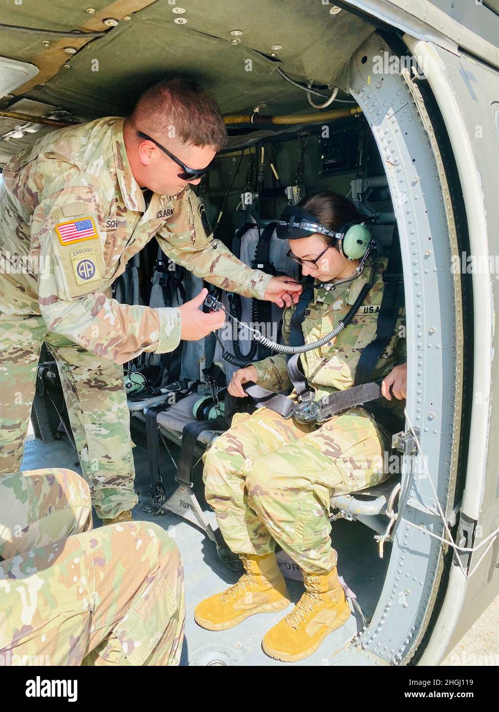 SGT. 1st Class Axle Shultz, G3 Air non commissionata ufficiale in carica, assiste Cadet Alexandra Andrick con la sua cuffia prima di un volo di orientamento della Fullerton Box presso il Joint Readiness Training Center e Fort Polk durante il suo programma di formazione estiva infermieristica. Foto Stock