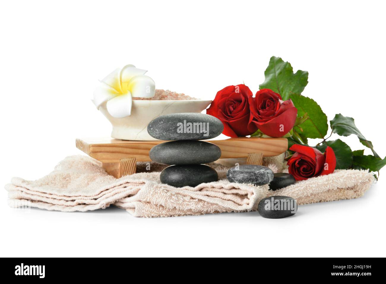 Pietre termali, sale marino, rose e asciugamano isolato su sfondo bianco. Festa di San Valentino Foto Stock