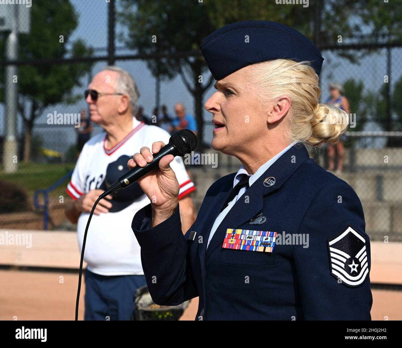 U.S. Air Force Master Sgt. Amanda von holtum canta l'inno nazionale all'Aurora Sports Park, ad Aurora, Colorado. Diverse squadre di oltre sei stati partecipano a questo torneo annuale di softball della National Guard. Questo torneo è in corso da 55 anni ed è stato iniziato nel 1966 da John Burton. Foto Stock