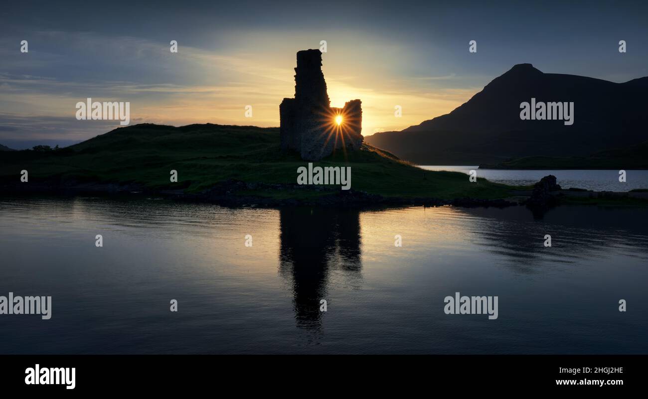 Panorama del Castello di Ardvreck riflessioni sul Loch Assynt al tramonto, Scozia Foto Stock