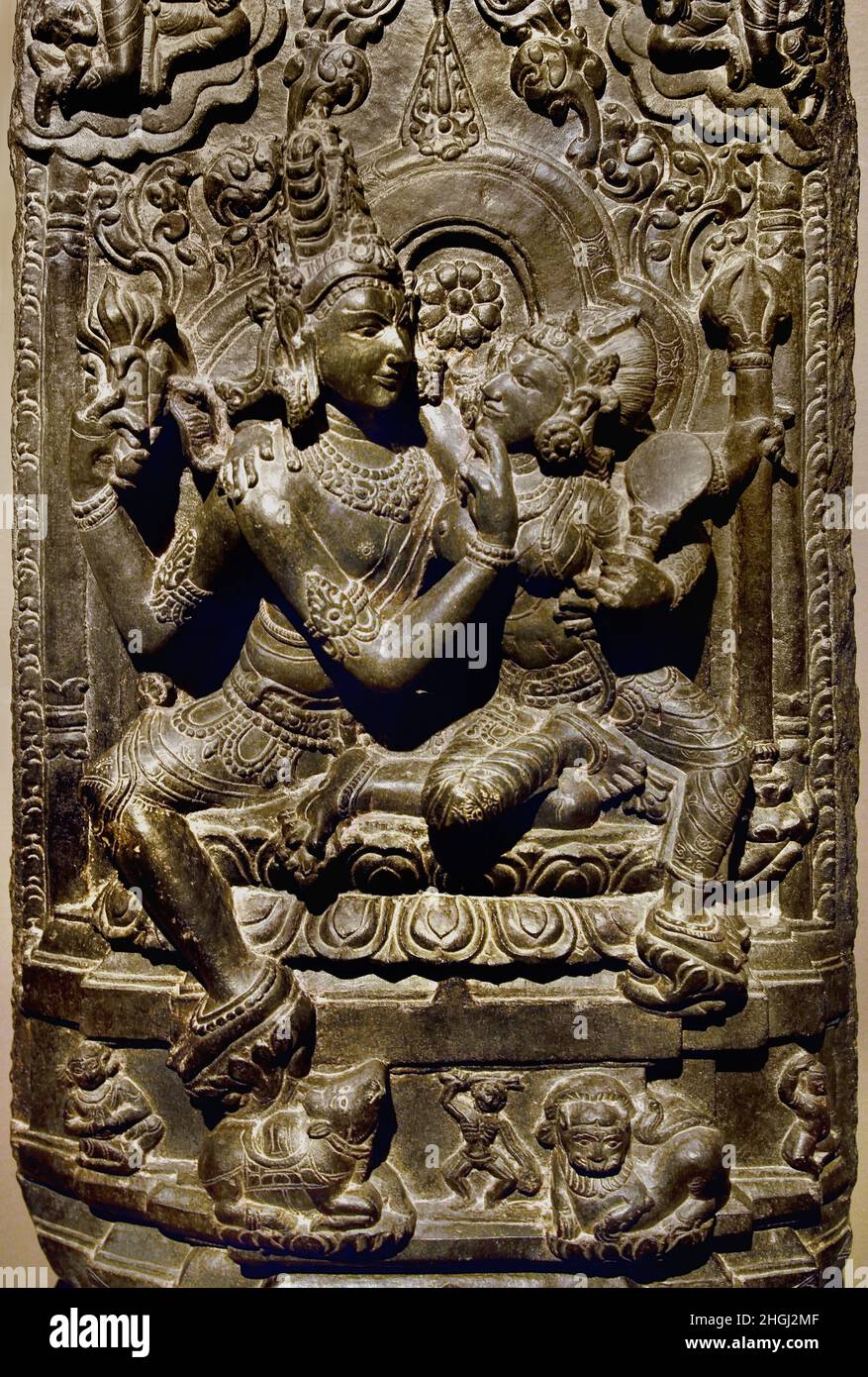 UMA Maheshvara ( Shiva e Parvati con il loro rispettivo veicolo, il toro e il leone, ai loro piedi Nord Est India 10th - 11th secolo d.C., indiano, basalto Foto Stock