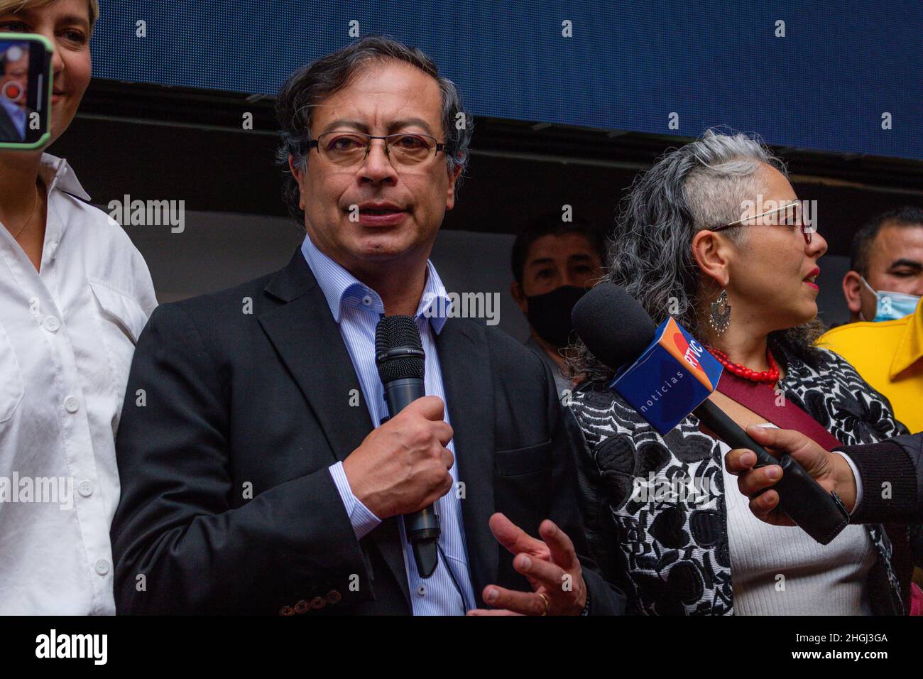 Bogota, Colombia. 20th Jan 2022. Candidato presidenziale per la Colombia Humana Gustavo Petro tiene una conferenza stampa dopo aver registrato la sua candidatura al Registro Nazionale dello Stato civile (Registraduria Nacional del Estado Civil) di Bogota, Colombia, il 20 gennaio 2022. Credit: Long Visual Press/Alamy Live News Foto Stock