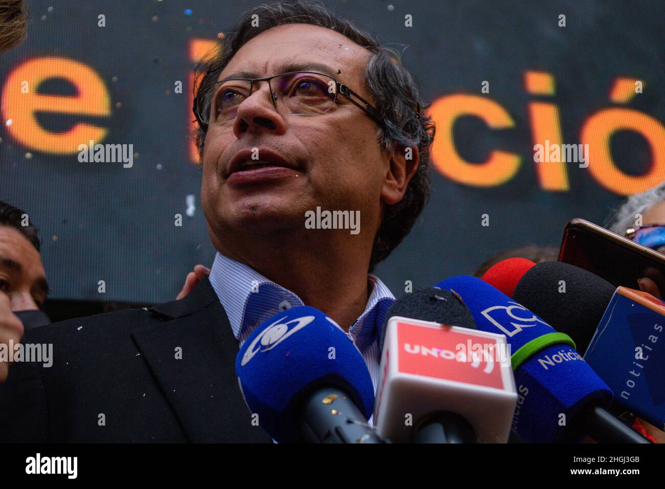 Bogota, Colombia. 20th Jan 2022. Candidato presidenziale per la Colombia Humana Gustavo Petro tiene una conferenza stampa dopo aver registrato la sua candidatura al Registro Nazionale dello Stato civile (Registraduria Nacional del Estado Civil) di Bogota, Colombia, il 20 gennaio 2022. Credit: Long Visual Press/Alamy Live News Foto Stock