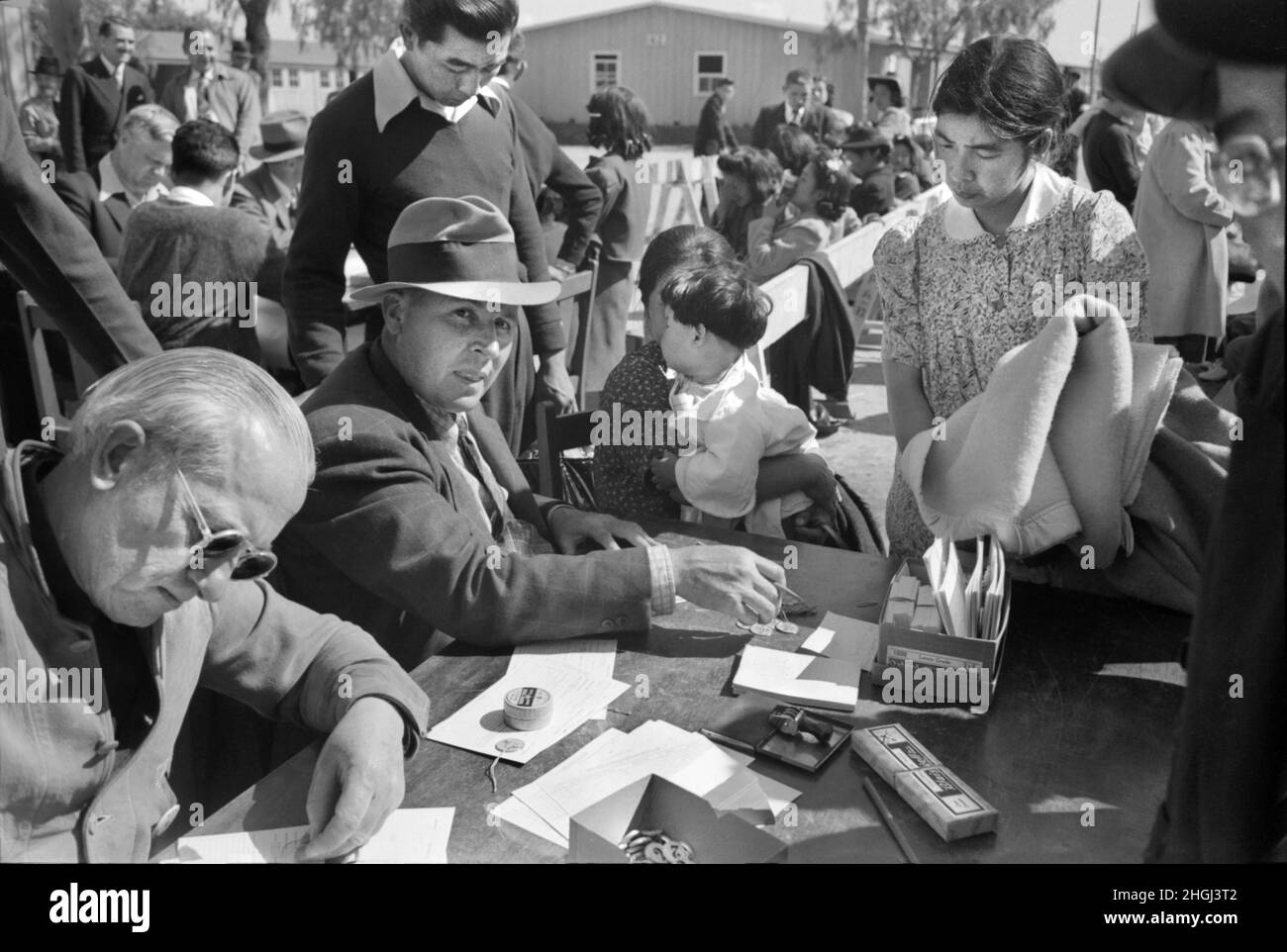 Persone che arrivano all'area di accoglienza di Santa Anita durante l'evacuazione giapponese-americana dalle aree della West Coast sotto l'Ordine di emergenza della Guerra dell'Esercito degli Stati Uniti, Los Angeles, California, USA, Russell Lee, U.S. Office of War Information/U.S. Farm Security Administration, aprile 1942 Foto Stock