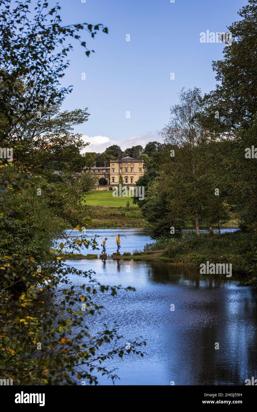 Coppia di traversate su pietre di passo sopra il lago di fronte a Bretton Hall vicino Wakefield, Yorkshire, Inghilterra, Regno Unito Foto Stock
