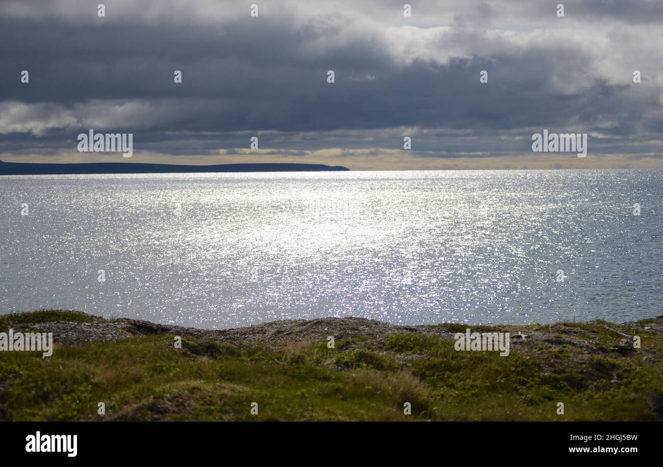 Il mare di Bering lambisce la riva di Point Spencer, Alaska, 12 agosto 2021, vicino al sito di un Alaska Native guidato dalla Guardia Costiera rimane uno sforzo di rimpatrio. I resti umani restituiti erano stati accidentalmente raccolti durante uno scavo archeologico sulla proprietà della Guardia Costiera, vicino all'ex stazione C di Long Range Aids to Navigation (LORAN) a Port Clarence. Foto Stock