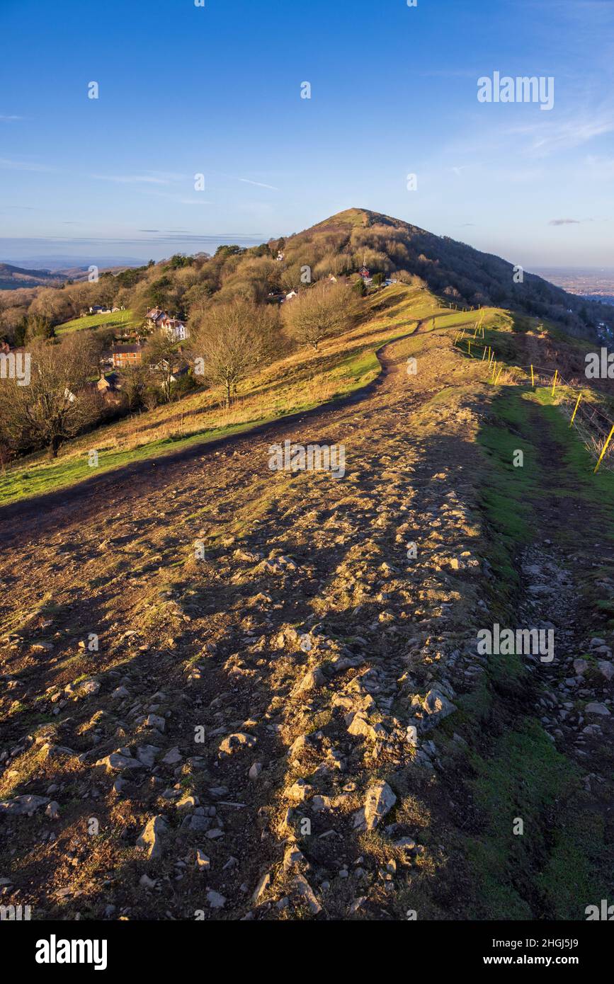 Una vista invernale nel tardo pomeriggio del Worcestershire Beacon nelle Malverns, Inghilterra Foto Stock