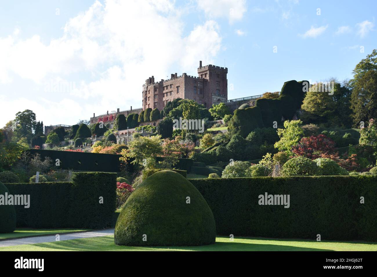 Primo piano del castello di Powys, Galles, in una splendida giornata estiva con profondo sfondo blu cielo Foto Stock