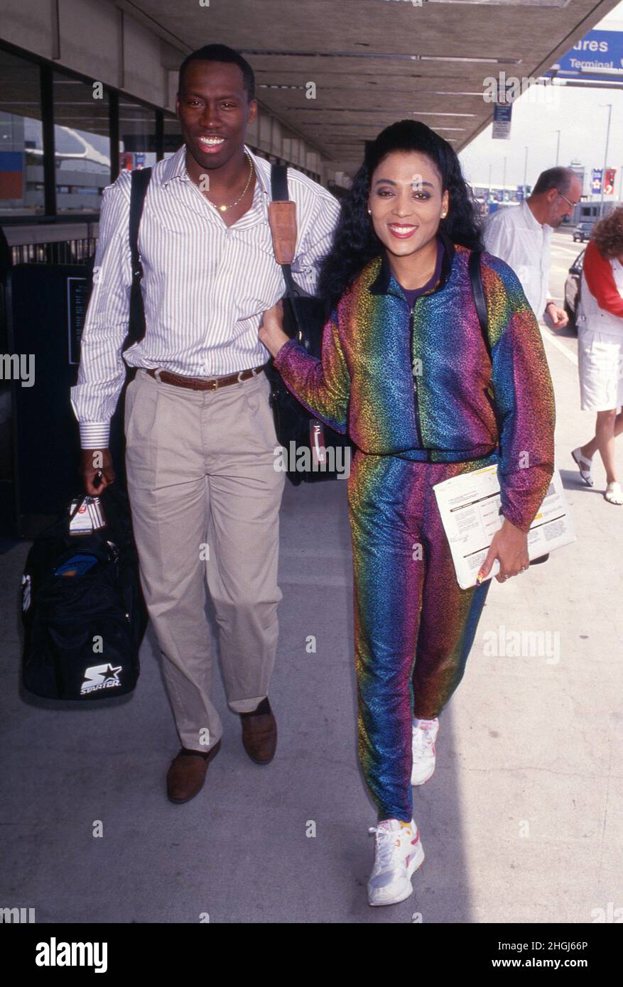 Al Joyner e Florence Griffith-Joyner all'aeroporto internazionale di Los Angeles, California, il 7 aprile 1994. Credit: Ralph Dominguez/MediaPunch Foto Stock