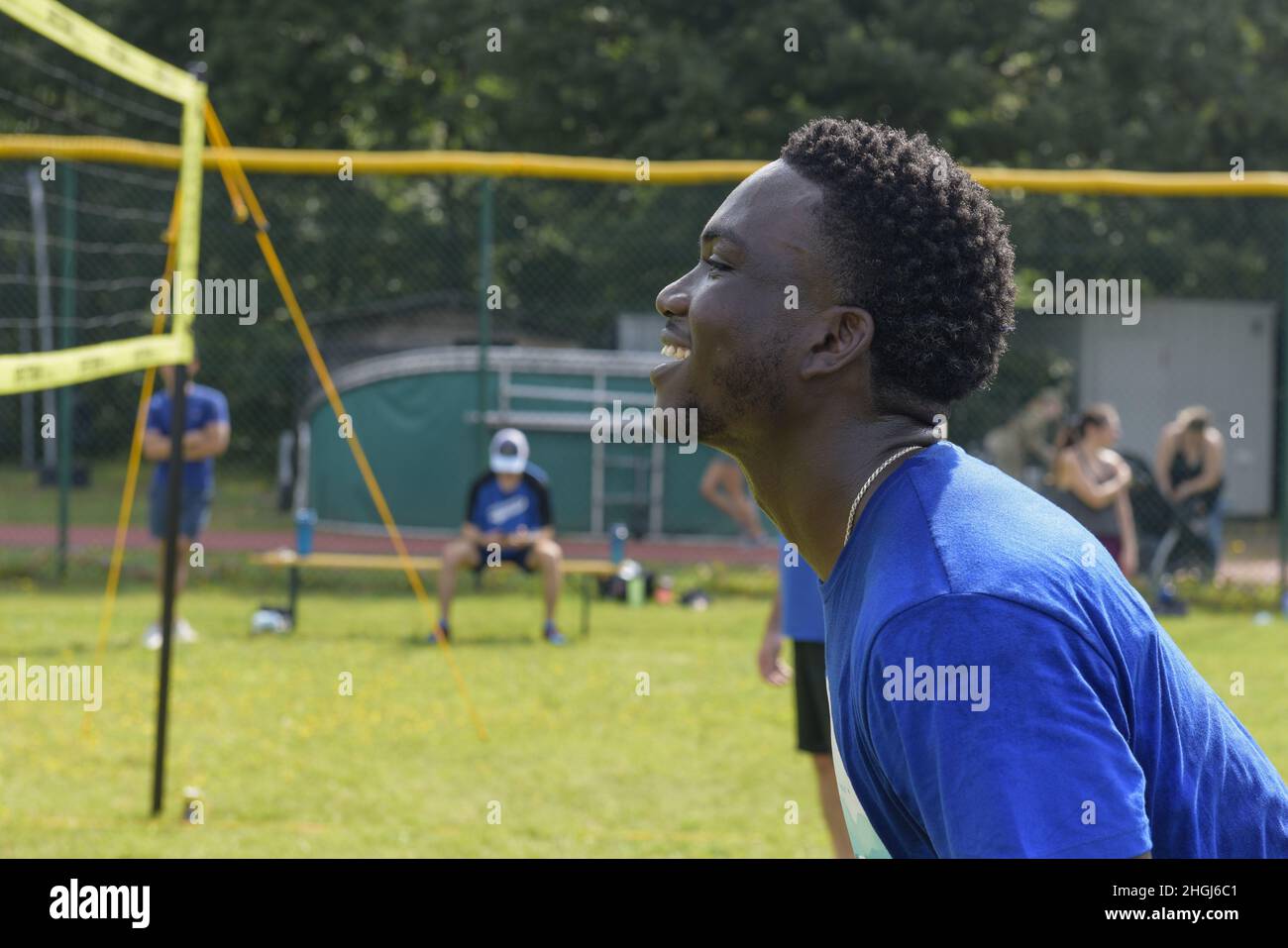 U.S. Air Force Airman 1st Class Elvis Boakye, 603rd tecnico del sistema di trasmissione a radiofrequenza di Squadron Air and Space Communications, ride giocando a pallavolo al South Side Fitness Center sulla base aerea di Ramstein, Germania, 13 agosto 2021. I membri del 603° Air Operations Center e del 603° ACOMS hanno partecipato a un torneo di pallavolo per la Giornata dello Sport, un evento che ha incoraggiato il fitness fisico, il morale dell'unità e il coinvolgimento della famiglia. Foto Stock