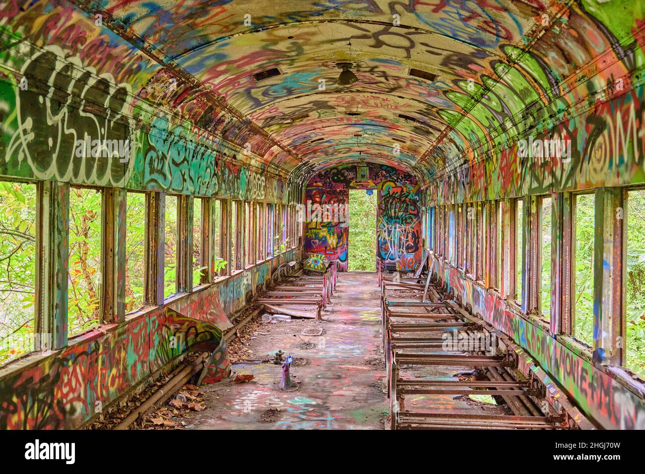 All'interno di un treno abbandonato con graffiti colorati sul canale del fiume Delaware in Lambertville NJ USA vicino a New Hope Pa. Foto Stock