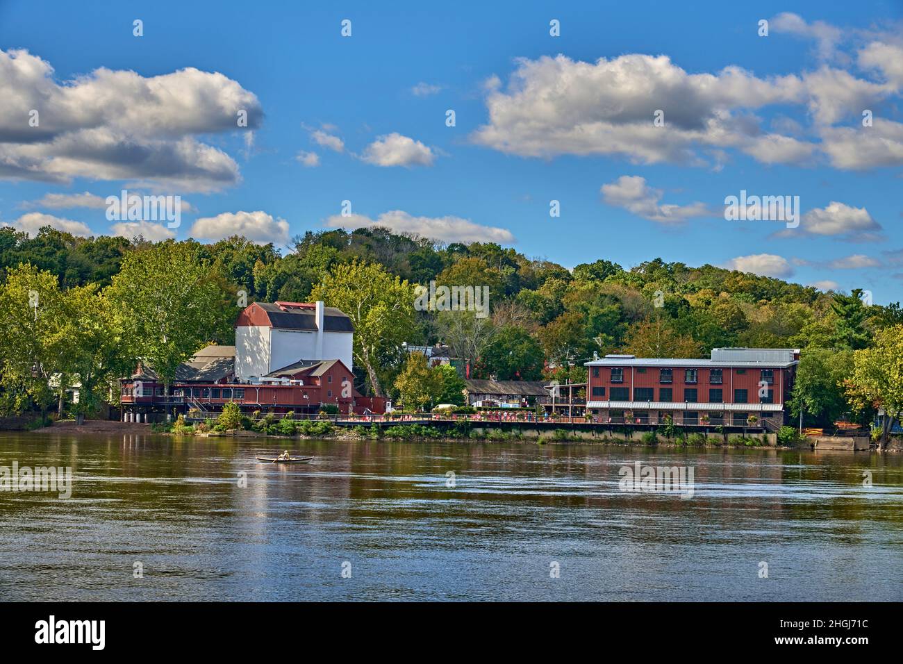 Guardando verso la Bucks County Playhouse di New Hope, Pennsylvania, da Lambertville, NJ., si è preso il fiume Delaware. Con una barca solata che rema a monte. Foto Stock