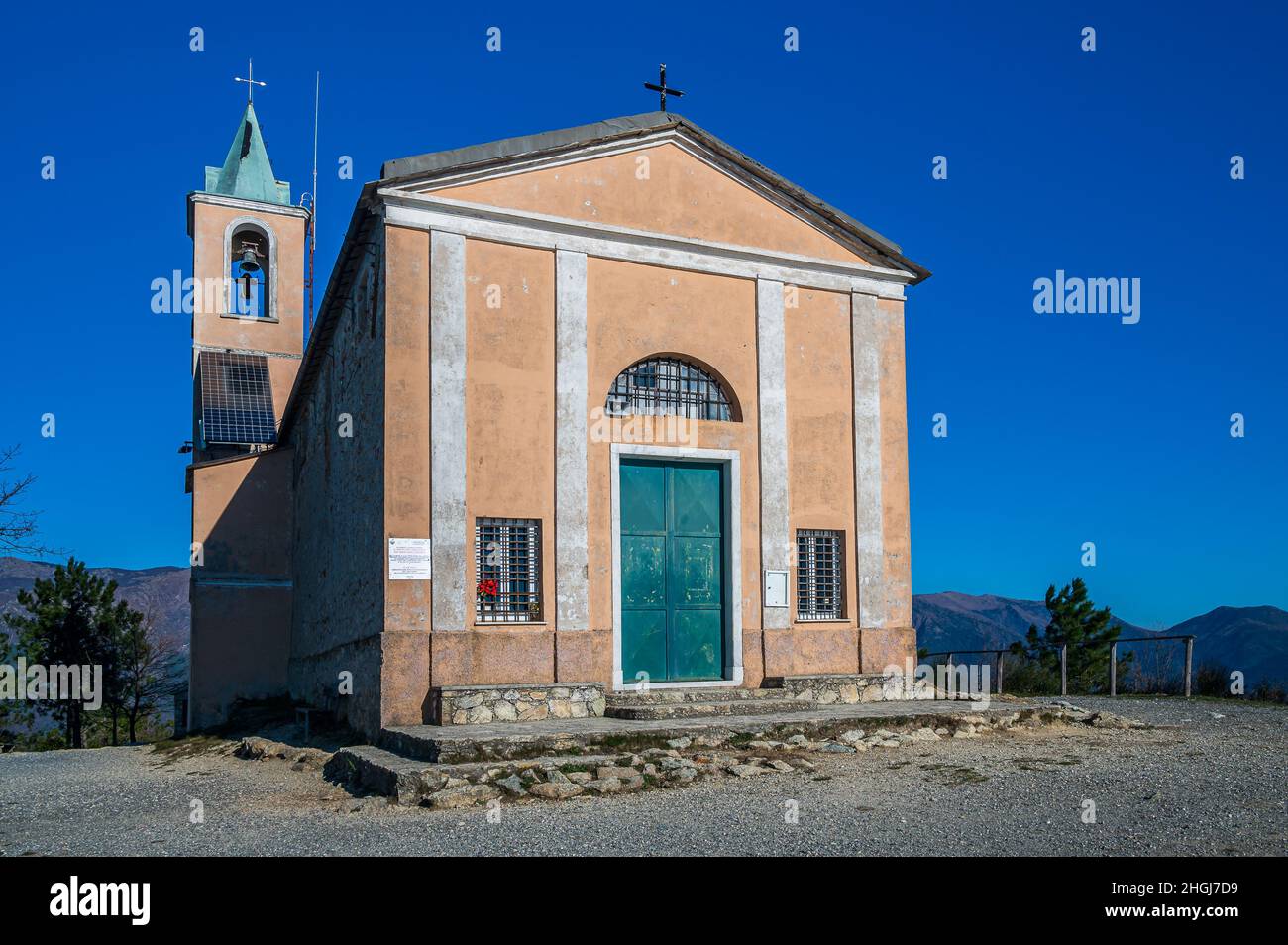 Antica Chiesa di nostra Signora della Guardia sul villaggio di Varazze sulla Riviera Italiana Foto Stock