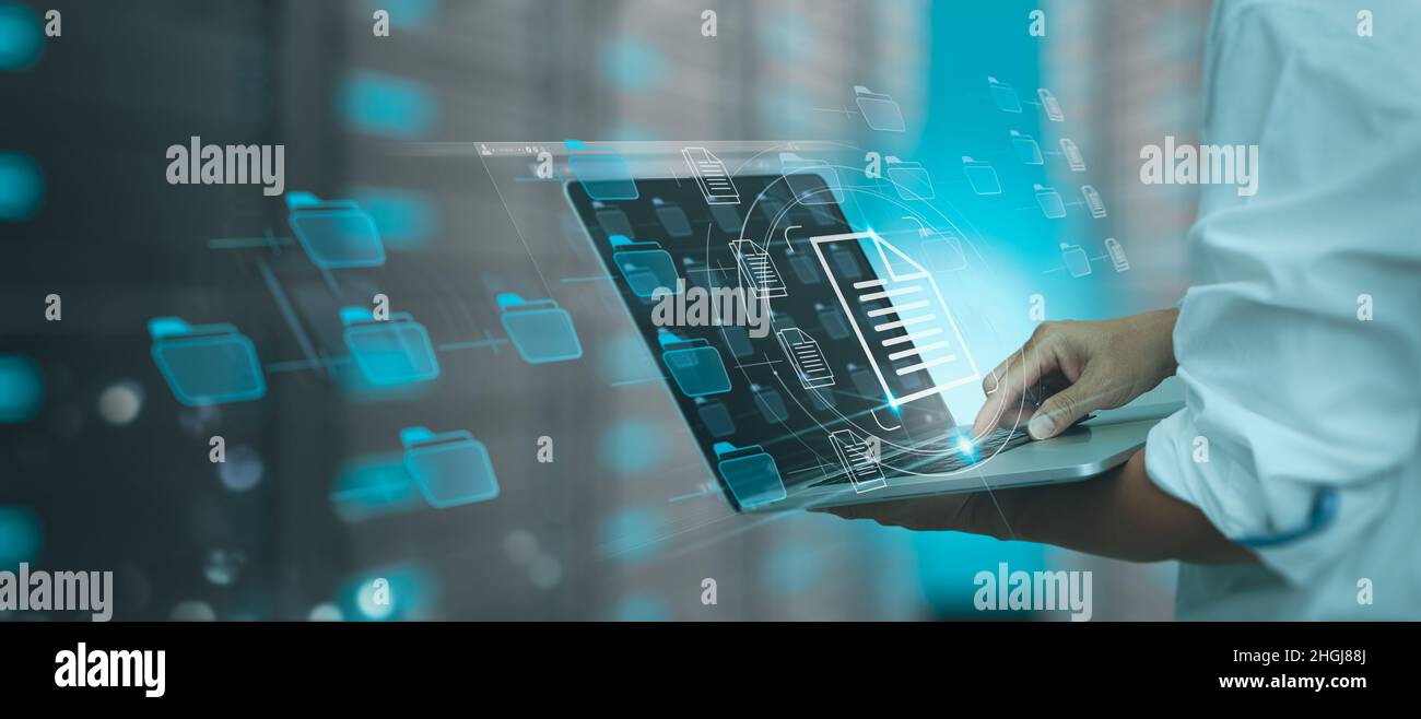 Businessman che lavora Modern Document Management System (DMS), database di documentazione online virtuale e automazione dei processi per una gestione efficiente Foto Stock