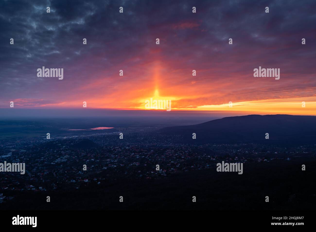 Veduta aerea della città ungherese di Pecs durante il tramonto drammatico Foto Stock