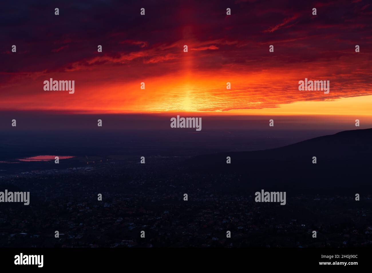 Veduta aerea della città ungherese di Pecs durante il tramonto drammatico Foto Stock