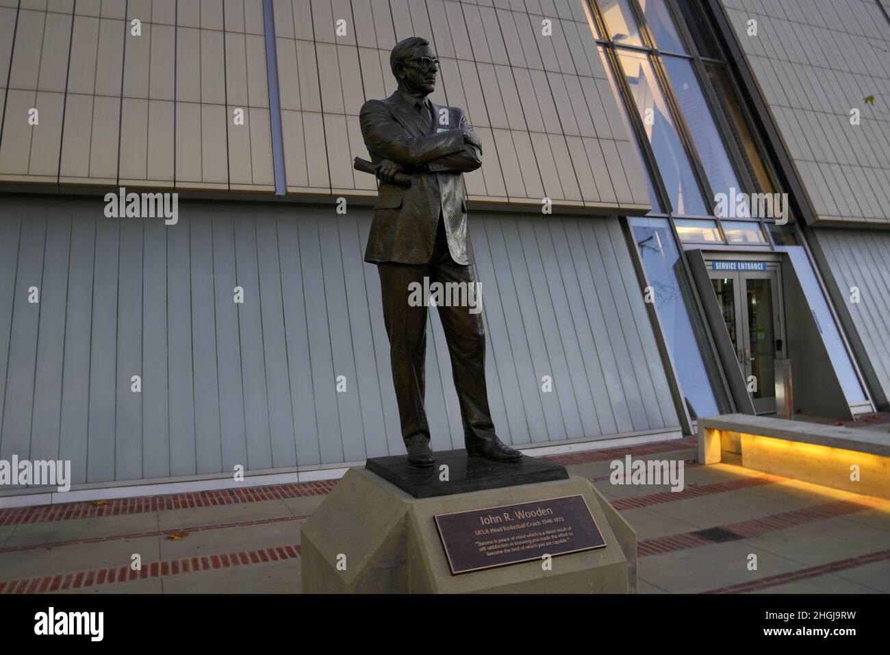 Una statua dell'ex allenatore degli UCLA Bruins John Wooden al Pauley Pavilion, giovedì 20 gennaio 2022, a Los Angeles. Foto Stock