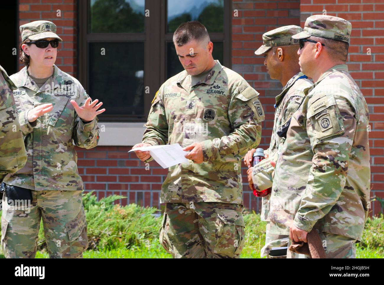 I paracadutisti dell'esercito degli Stati Uniti, assegnati ai battaglione dei Headuarters e della sede centrale, 82nd divisione Airborne, hanno pronto il loro attrezzo su Fort Bragg, Carolina del Nord 16 2021 agosto. I paracadutisti si preparano al dispiegamento in Afghanistan a causa degli sforzi di ritiro per il salvataggio. Foto Stock