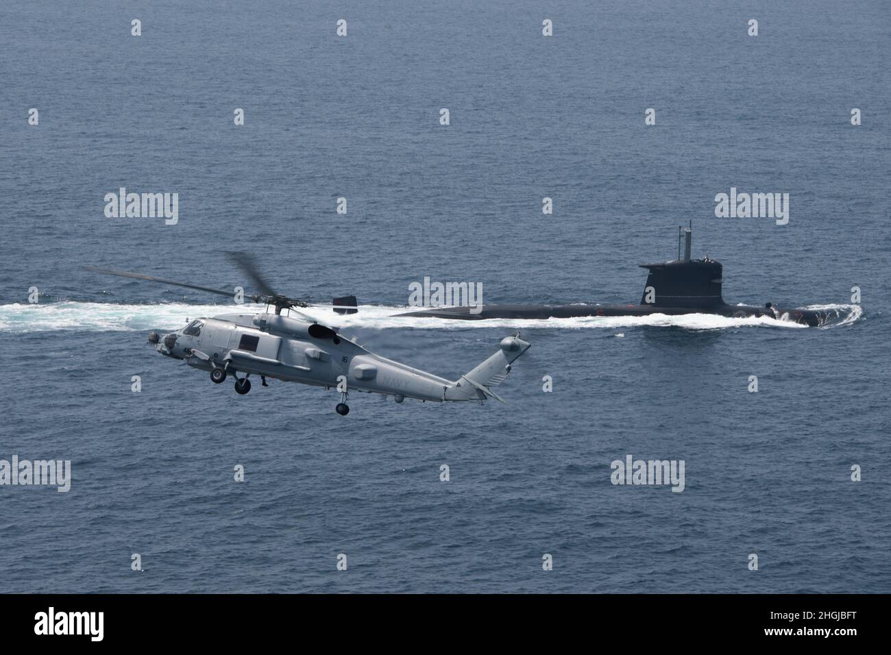 210816-N-EV253-1817 SAN DIEGO (AGOSTO 16, 2021) un MH-60R assegnato ai "Seahawks'' di Helicopter Maritime Strike Squadron (HSM) 41 si prepara ad affiancare un sottomarino cileno Navy Scorpene Class durante l'esercizio 2021 di Diesel-Electric Submarine Initiative Hoist Exercise (DESI HOISTEX). DESI è un esercizio multinazionale progettato per rafforzare le partnership e migliorare le capacità tra le nazioni partner. Foto Stock