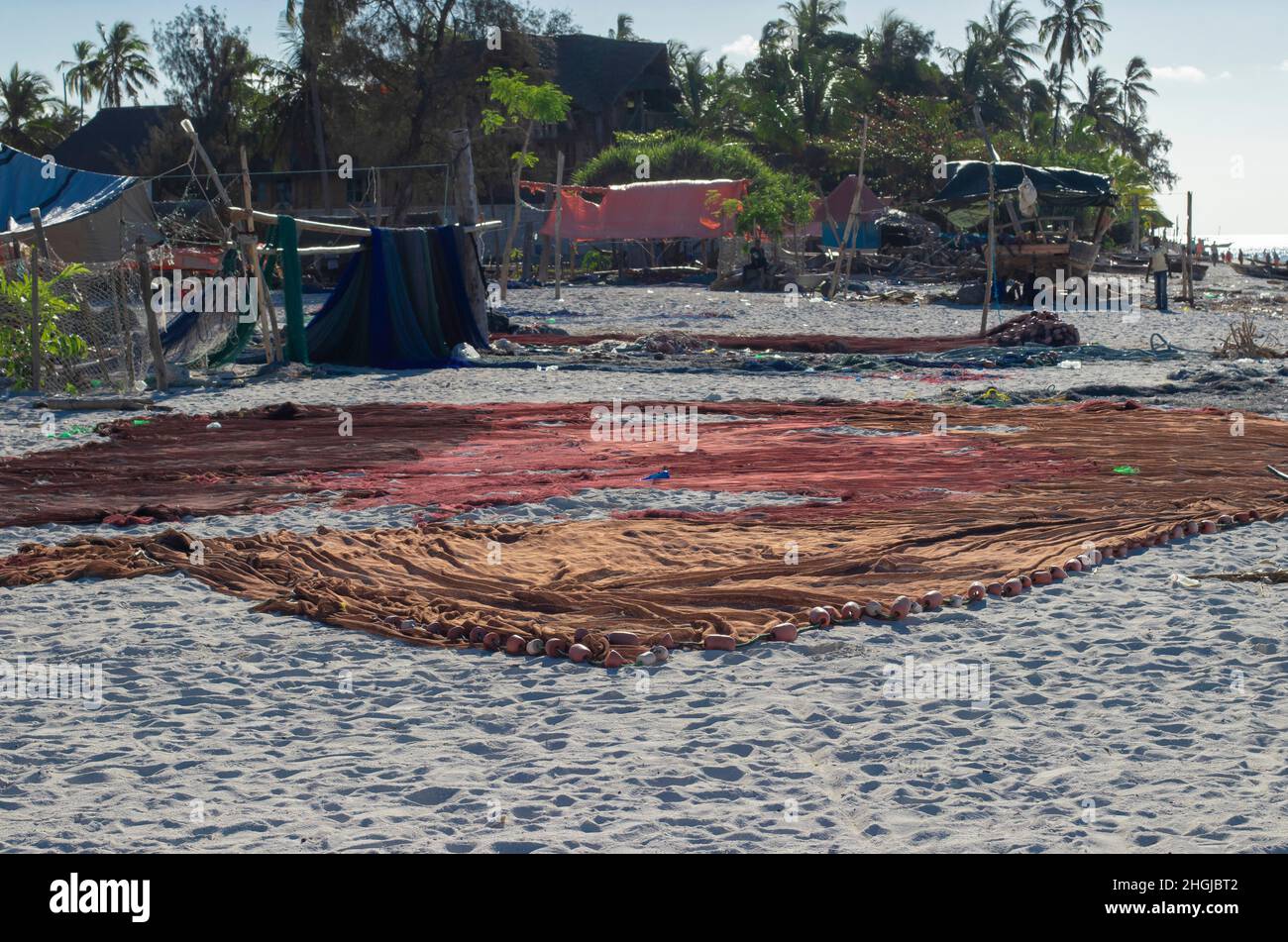 Reti da pesca disposte sulla sabbia nel villaggio di Nungwi, isola di Zanzibar, Africa, 11.12.2021 Foto Stock