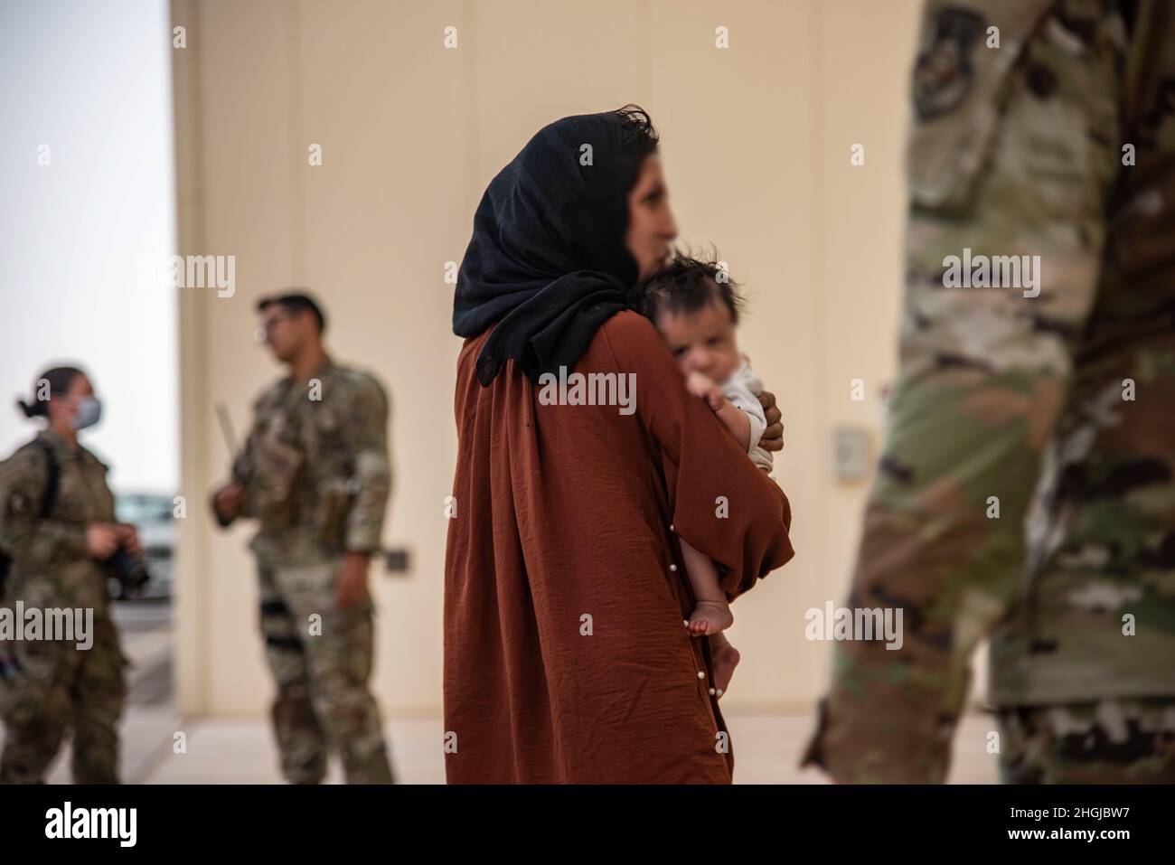 Gli sfollati afghani arrivano il 16 agosto 2021 alla base aerea al Udeid, Qatar. Nell'ambito di operazioni di evacuazione non combattute, gli sfollati sono partiti dall'aeroporto internazionale Hamid Karzai di Kabul, Afghanistan, su più aerei militari. Foto Stock