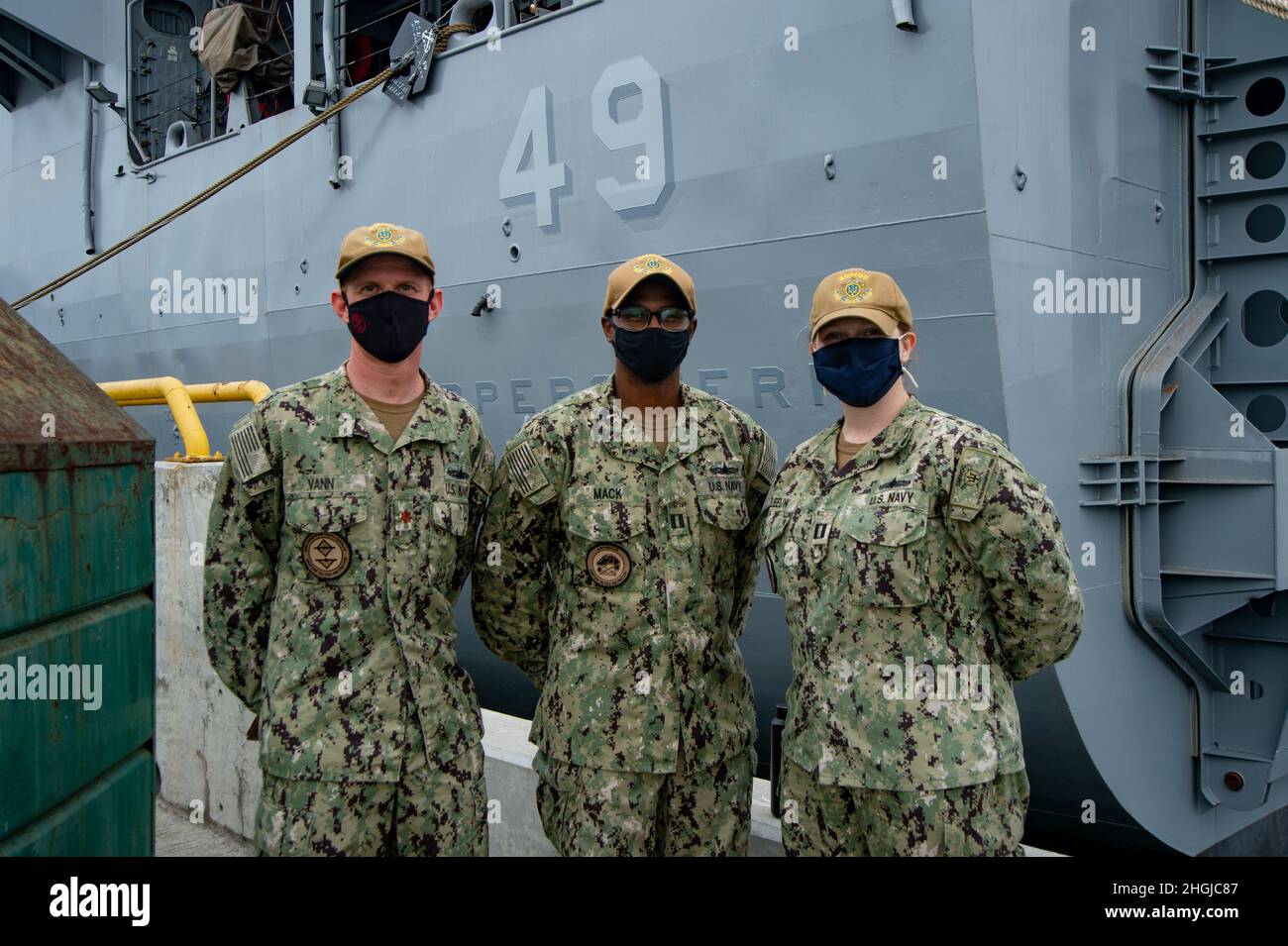 210817-N-FG807-1071 SAN DIEGO (AGOSTO 17, 2021) istruttori di tattica di guerra (WTI) che rappresentano tre delle quattro aree di guerra di superficie: Guerra anti-sottomarina/guerra di superficie (ASW/SUW), difesa integrata aerea e missilistica (IAMD), guerra anfibia (AMW), E Mine Warfare (MIW) - pausa per una foto di gruppo dopo aver briefing il programma WTI e i relativi benefici di carriera per la sala da lavoro a bordo della nave di sbarco del molo anfibio USS Harper's Ferry (LSD 49). La missione di SMWDC è quella di aumentare la letalità e la competenza tattica della forza di superficie in tutti i settori. SMWDC ha sede a San Diego e ha sede in h Foto Stock