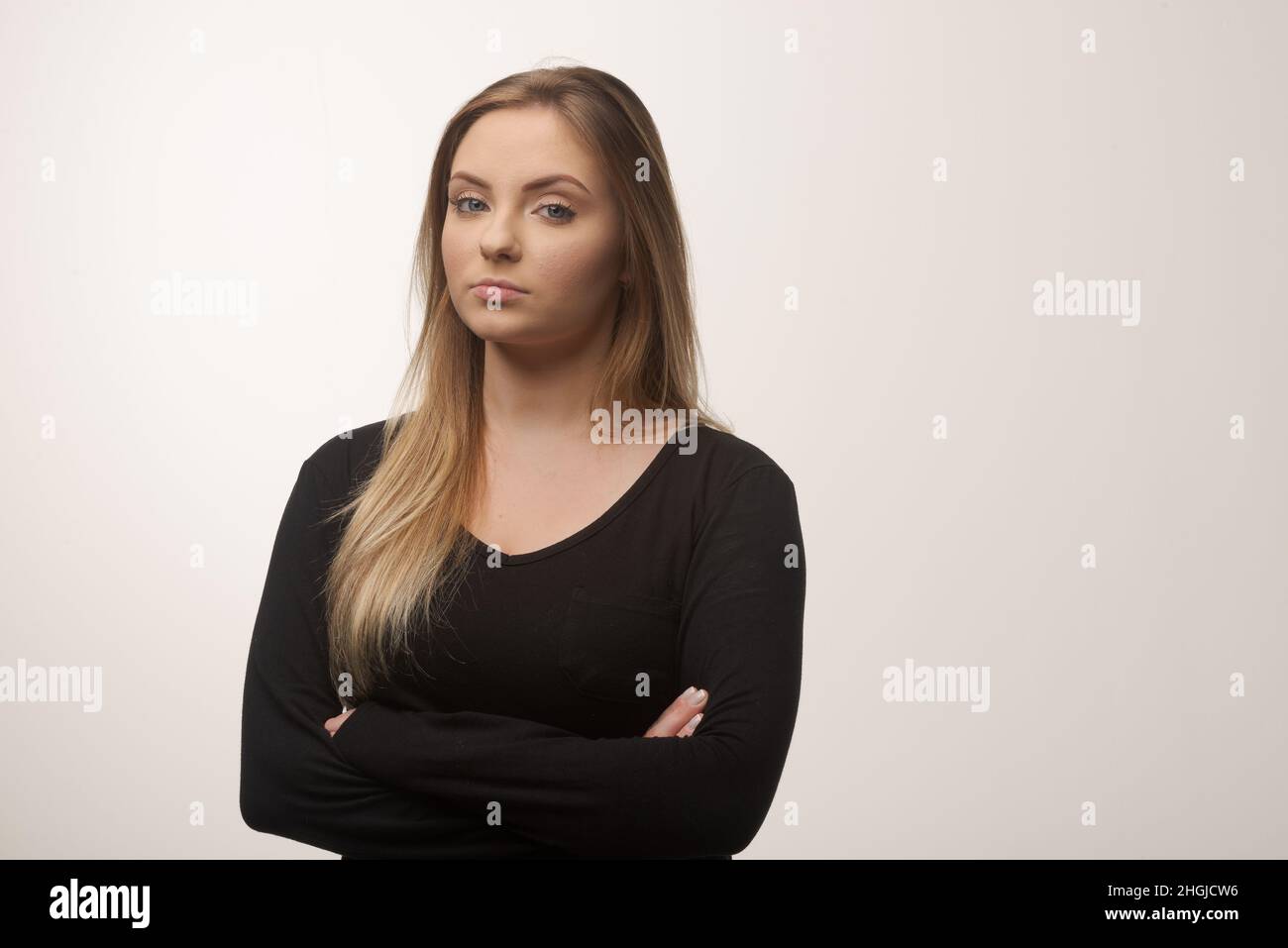 Ritratto di bianca donna caucasica arrabbiato deluso furioso in bianco sfondo studio Foto Stock