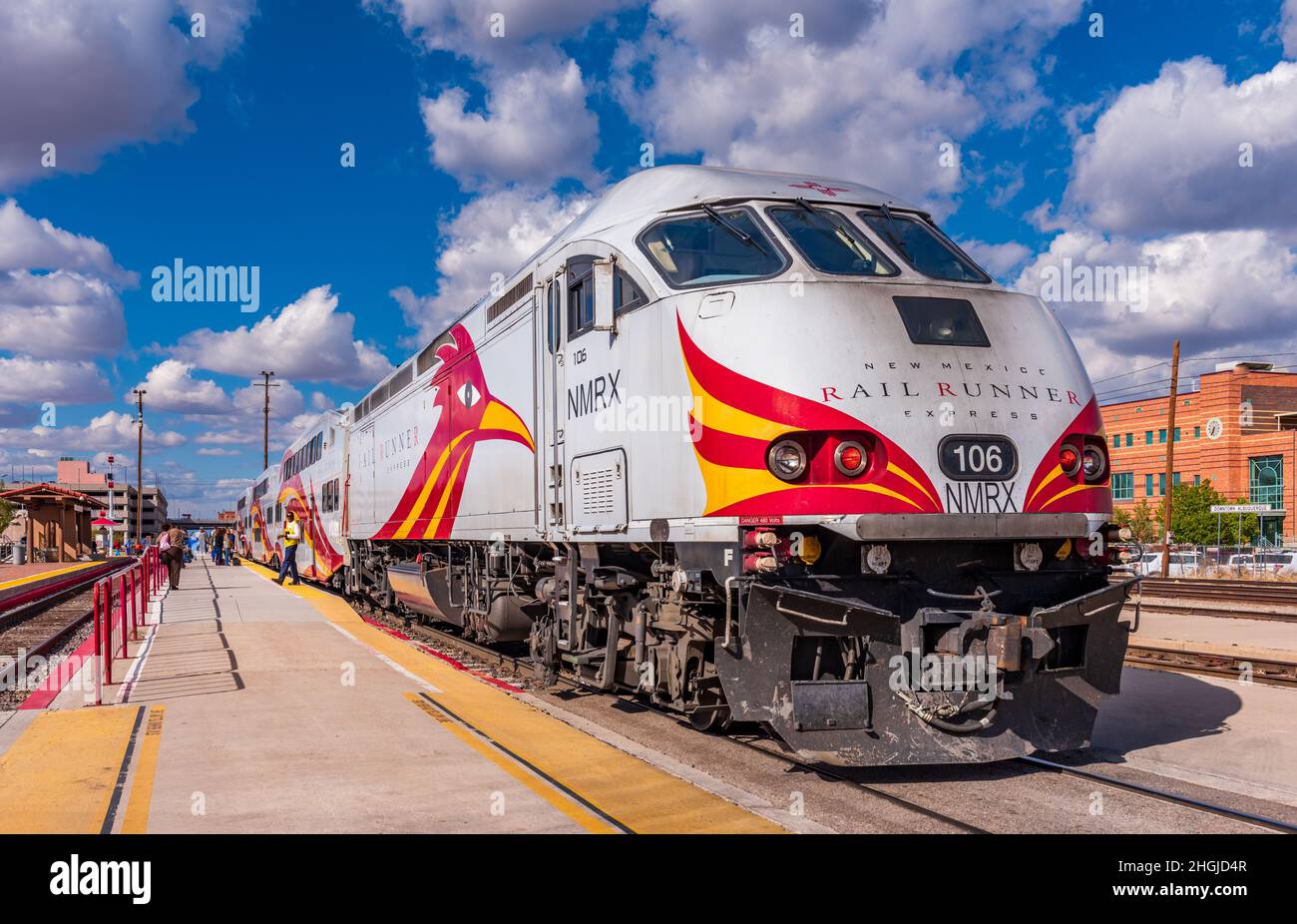 Albuquerque NM - APRILE 1: Persone in attesa di salire a bordo del treno New Mexico Railrunner Express presso il deposito Alvarado Transport Center. Foto Stock