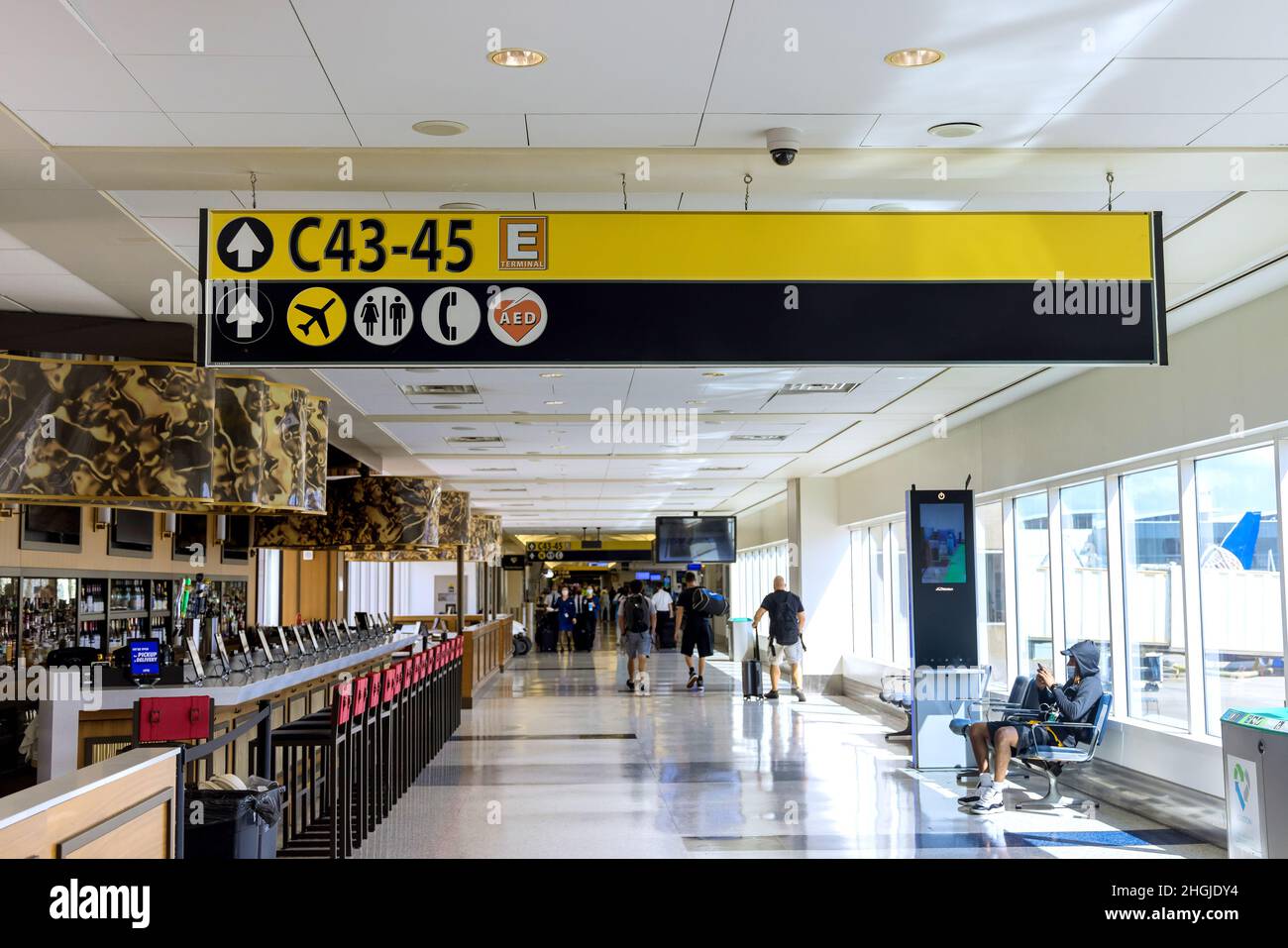 20 settembre 2021 Houston TX USA: Passeggeri che camminano in aeroporto con Houston George Bush Intercontinental Airport IAH Foto Stock