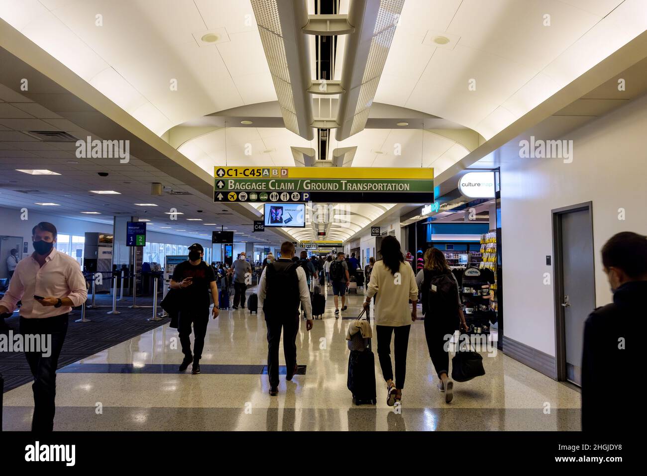 20 settembre 2021 Houston TX USA: Passeggeri che camminano in aeroporto con Houston George Bush Intercontinental Airport IAH Foto Stock